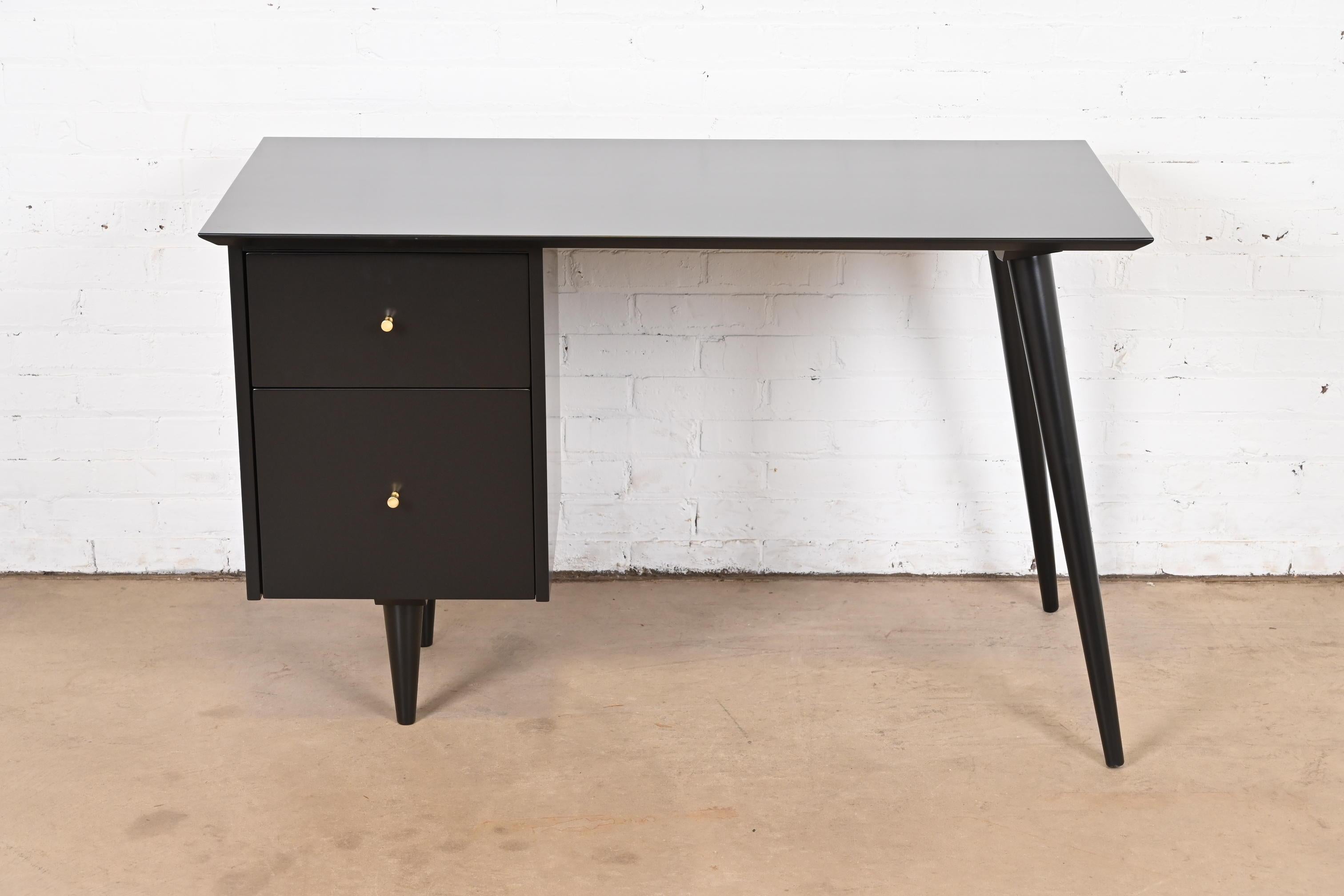 An exceptional minimalist Mid-Century Modern writing desk

By Paul McCobb for Winchendon Furniture, 