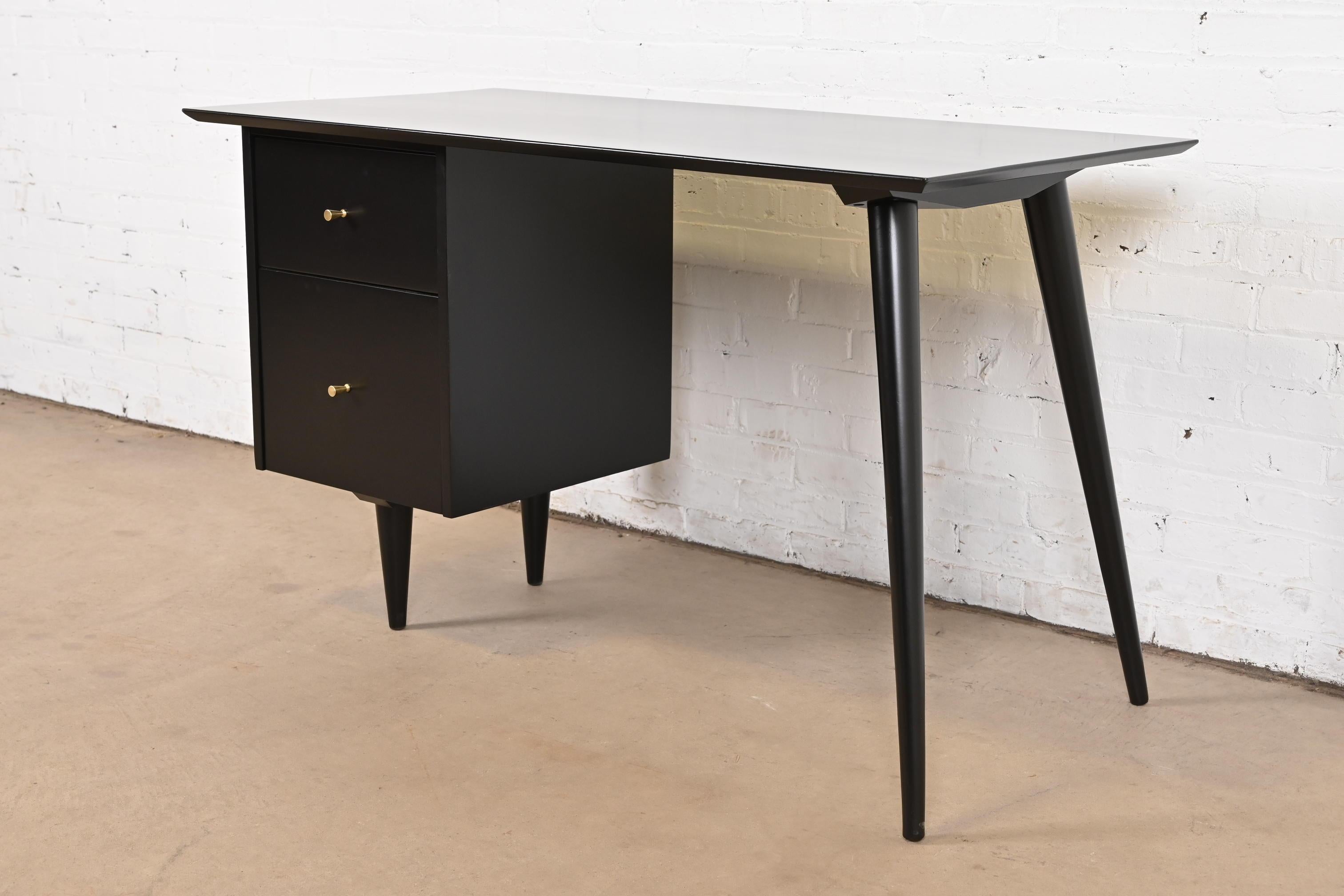 Un eccezionale scrittoio minimalista in stile Mid-Century Modern

Di Paul McCobb per Winchendon Furniture, 