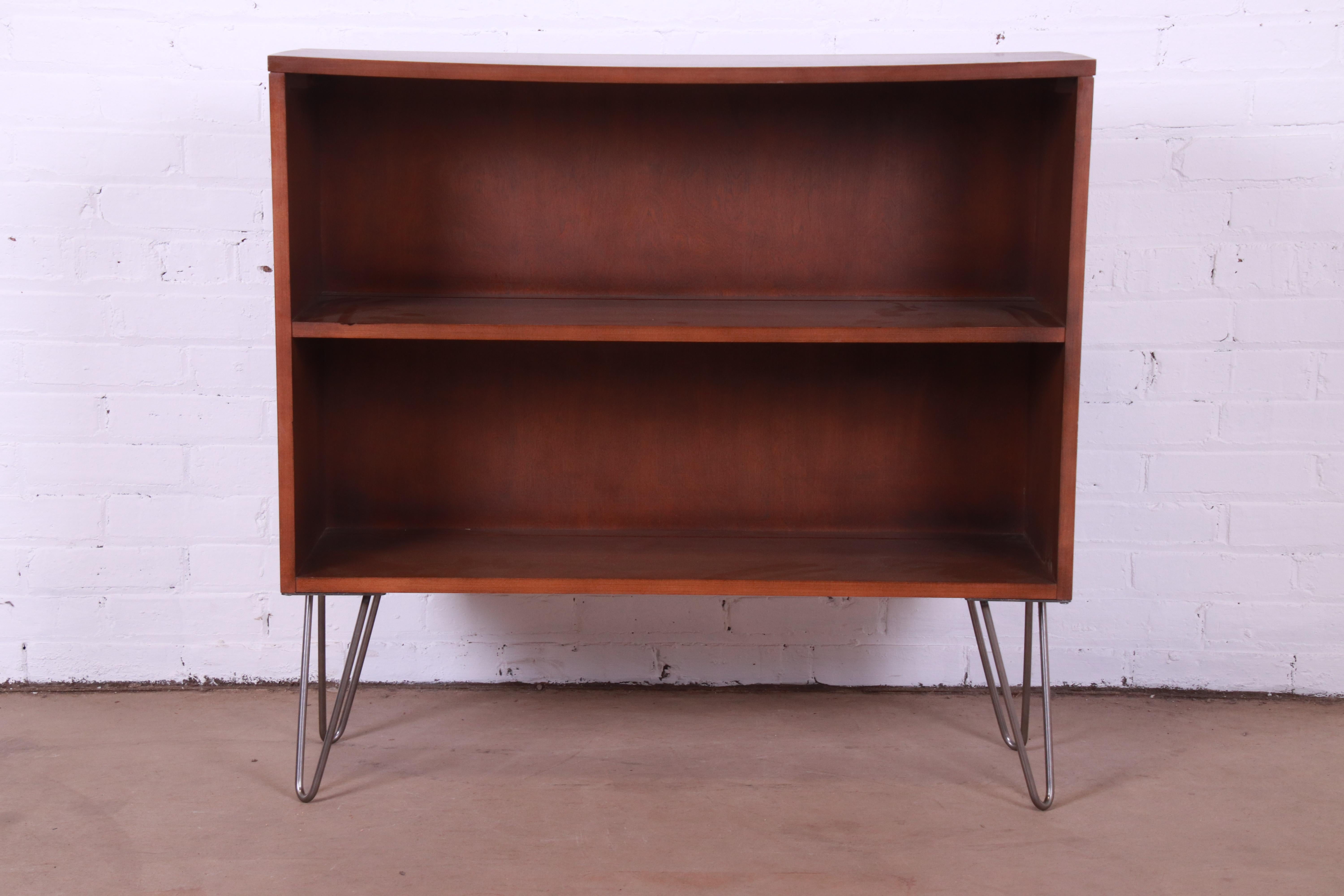 A sleek and stylish mid-century modern bookcase on hairpin legs

By Paul McCobb for Winchendon Furniture, 
