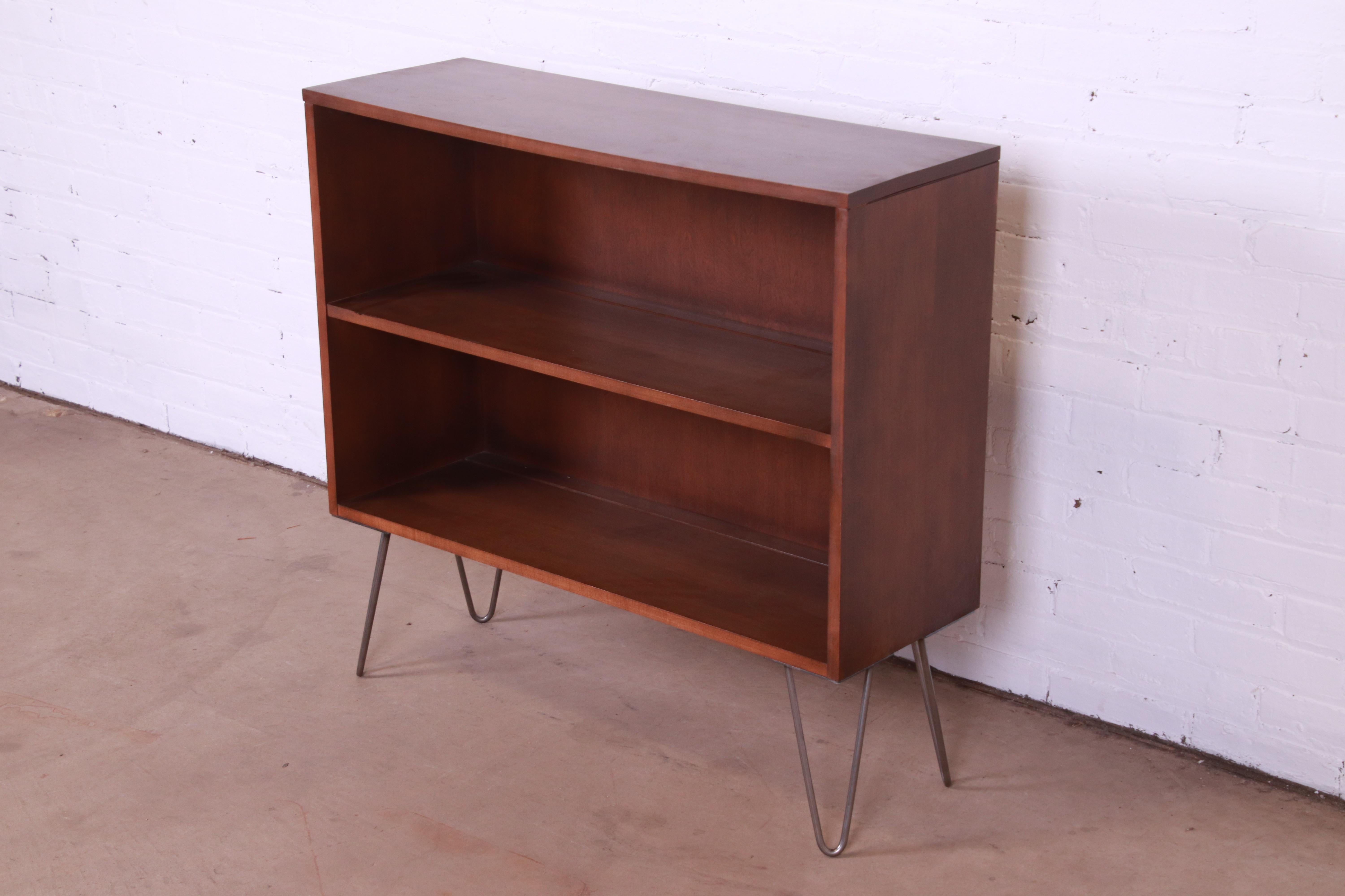 Paul McCobb Planner Group Mid-Century Modern Bookcase on Hairpin Legs, 1950s In Good Condition In South Bend, IN