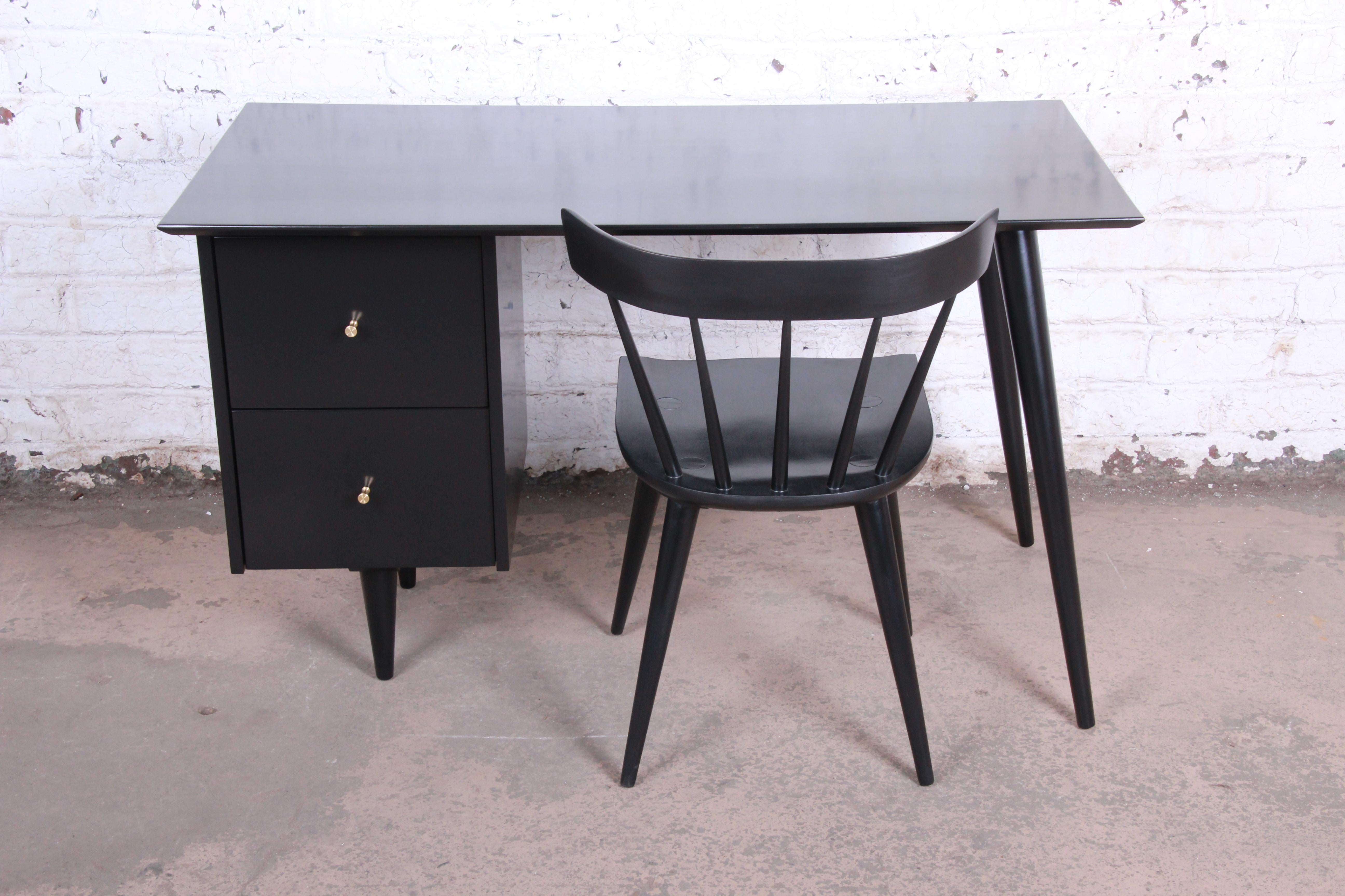 An exceptional Minimalist Mid-Century Modern black lacquered writing desk with chair

Designed by Paul McCobb for Winchendon Furniture 
