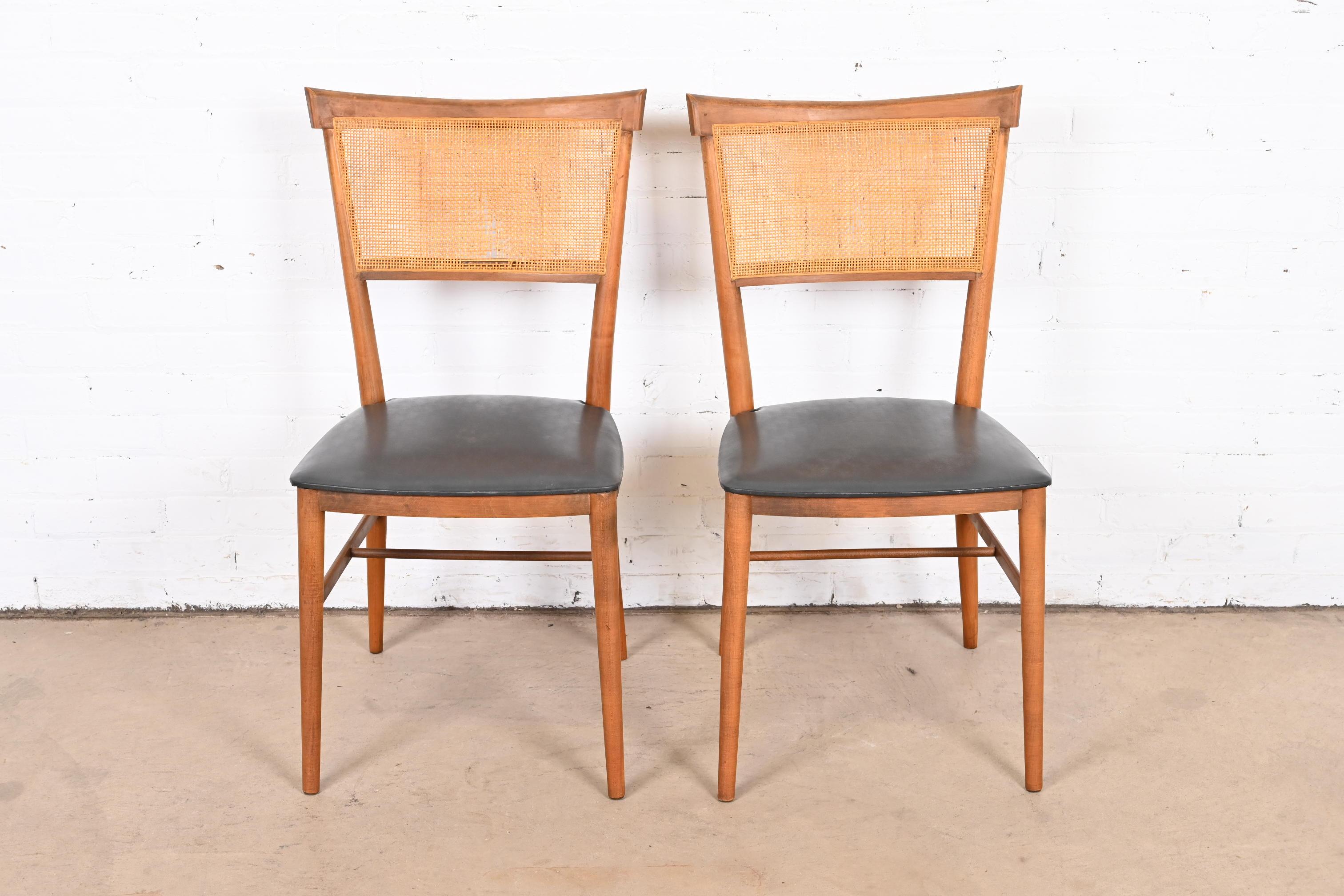 A sleek and stylish pair of Mid-Century Modern side chairs or dining chairs

By Paul McCobb for Winchendon Furniture, 