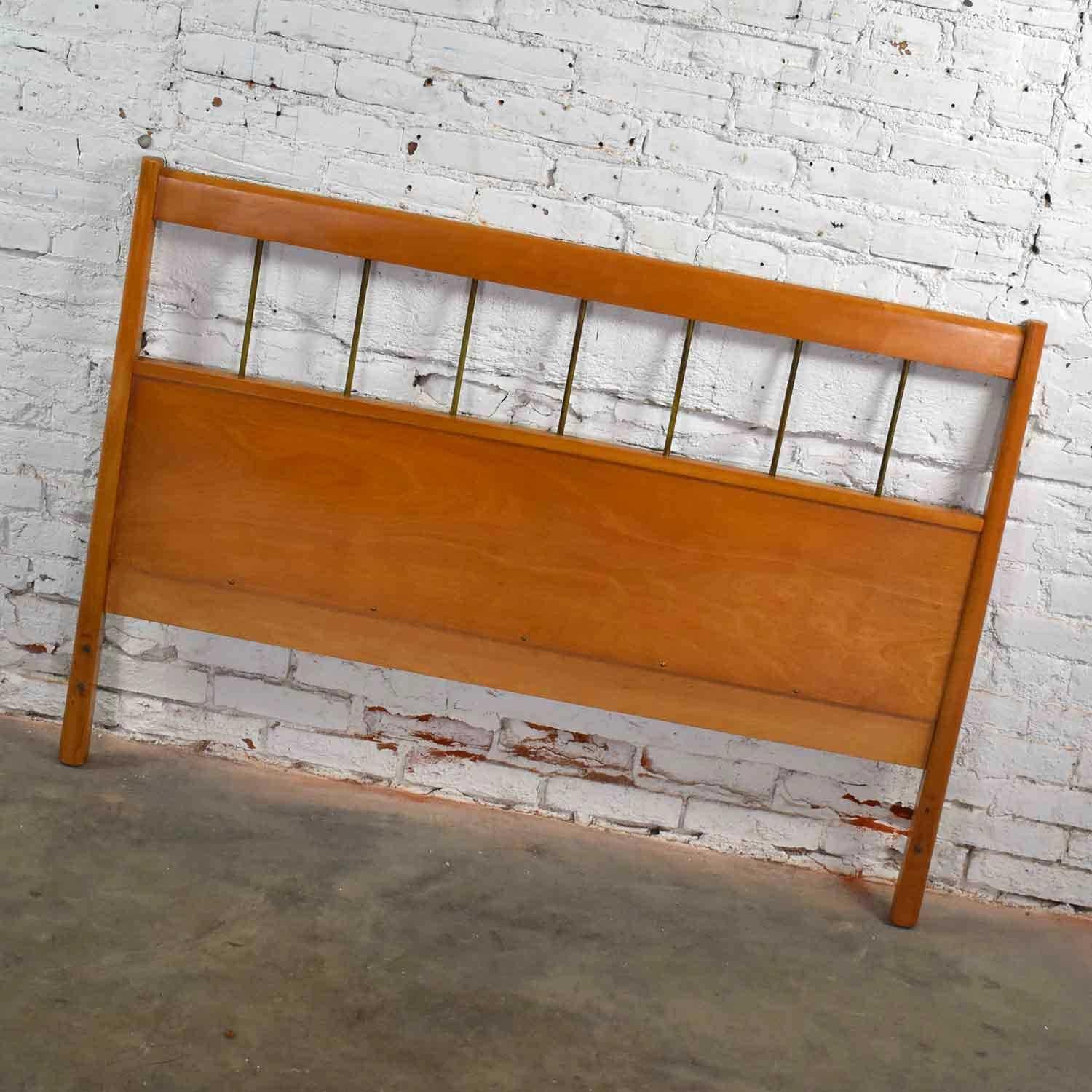 Handsome yet simple full-size headboard from the Planner Group designed by Paul McCobb for Winchendon. It is in fabulous original vintage condition with no outstanding flaws we have detected. Please see photos, circa mid-20th century.

Paul McCobb