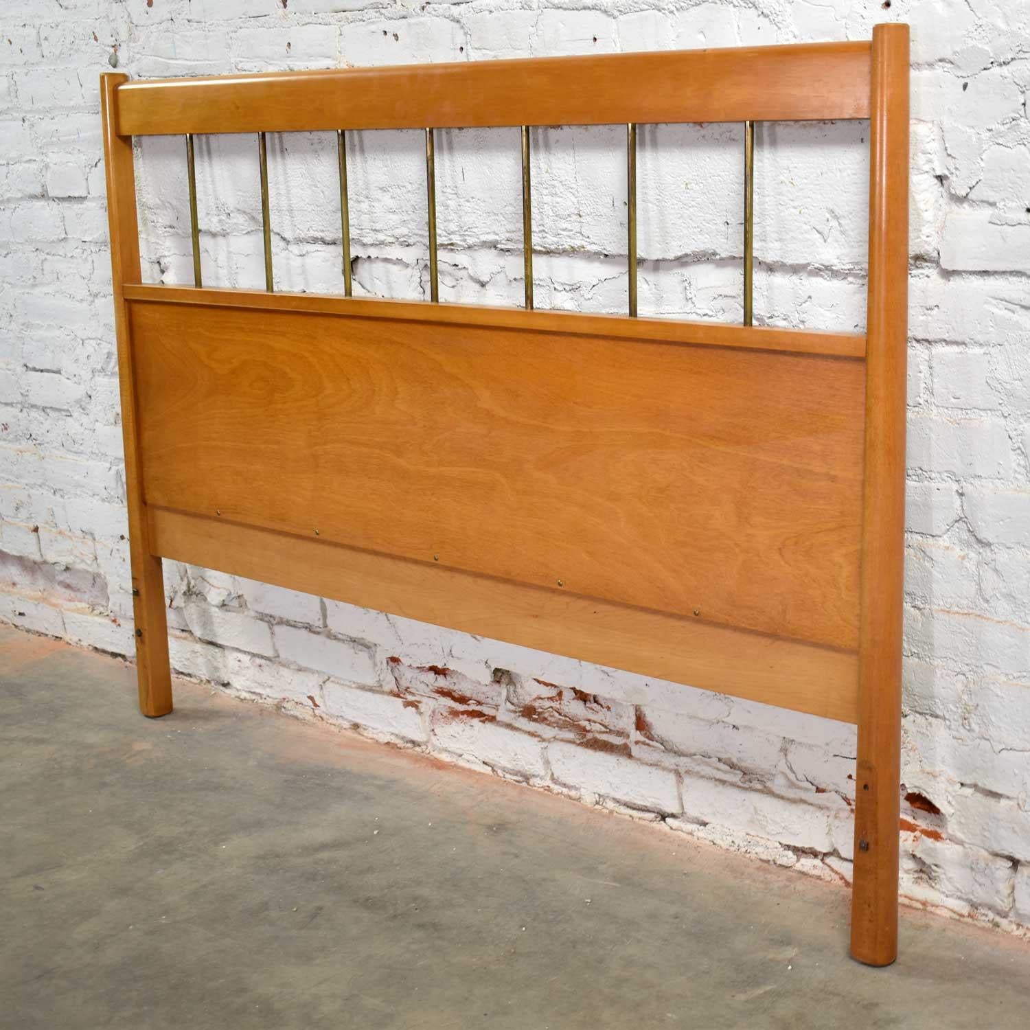 Paul McCobb Planner Group Mid-Century Modern Full-Size Headboard Brass and Birch In Good Condition For Sale In Topeka, KS