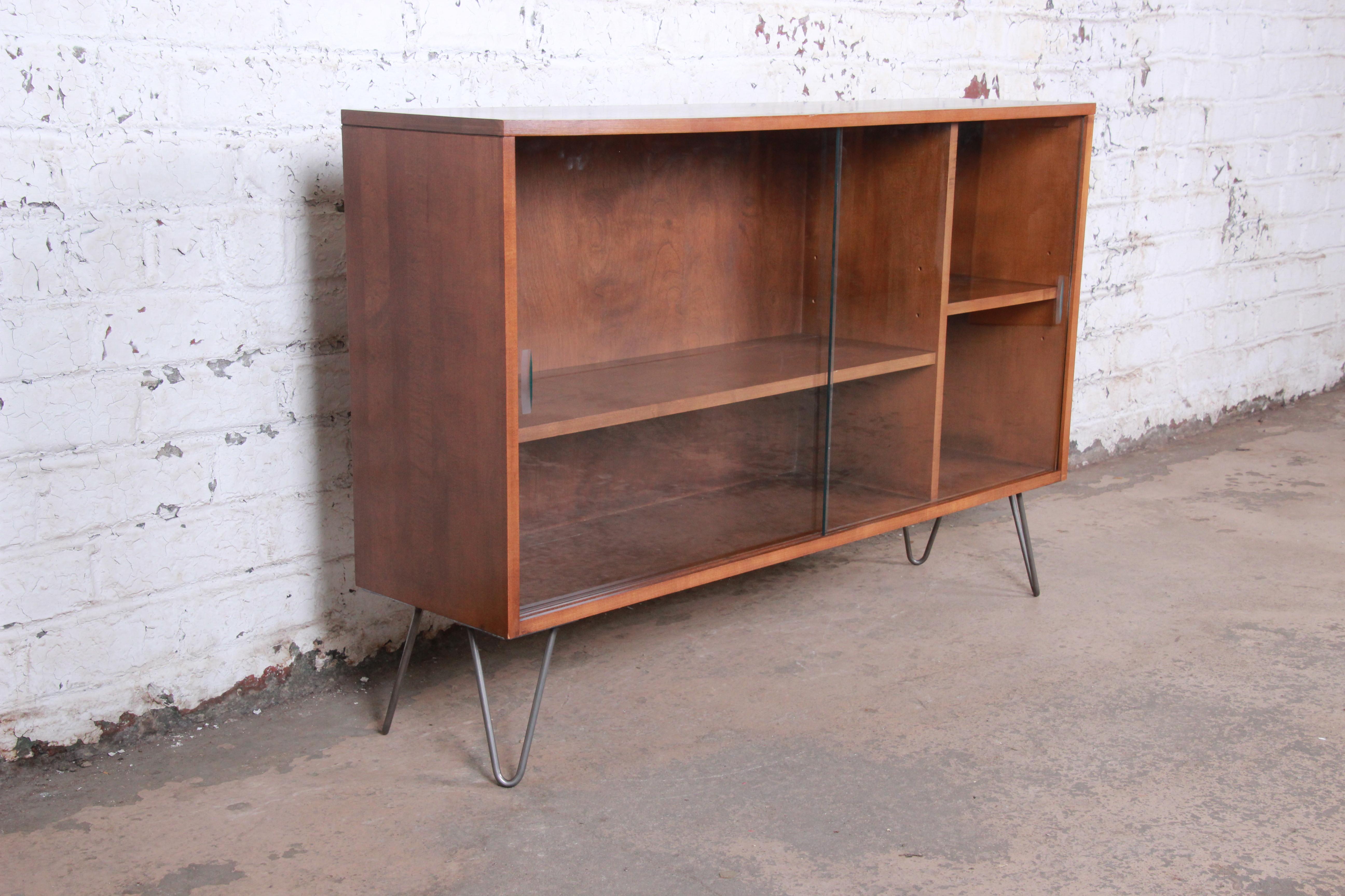 Paul McCobb Planner Group Mid-Century Modern Glass Front Bookcase, 1950s In Good Condition In South Bend, IN