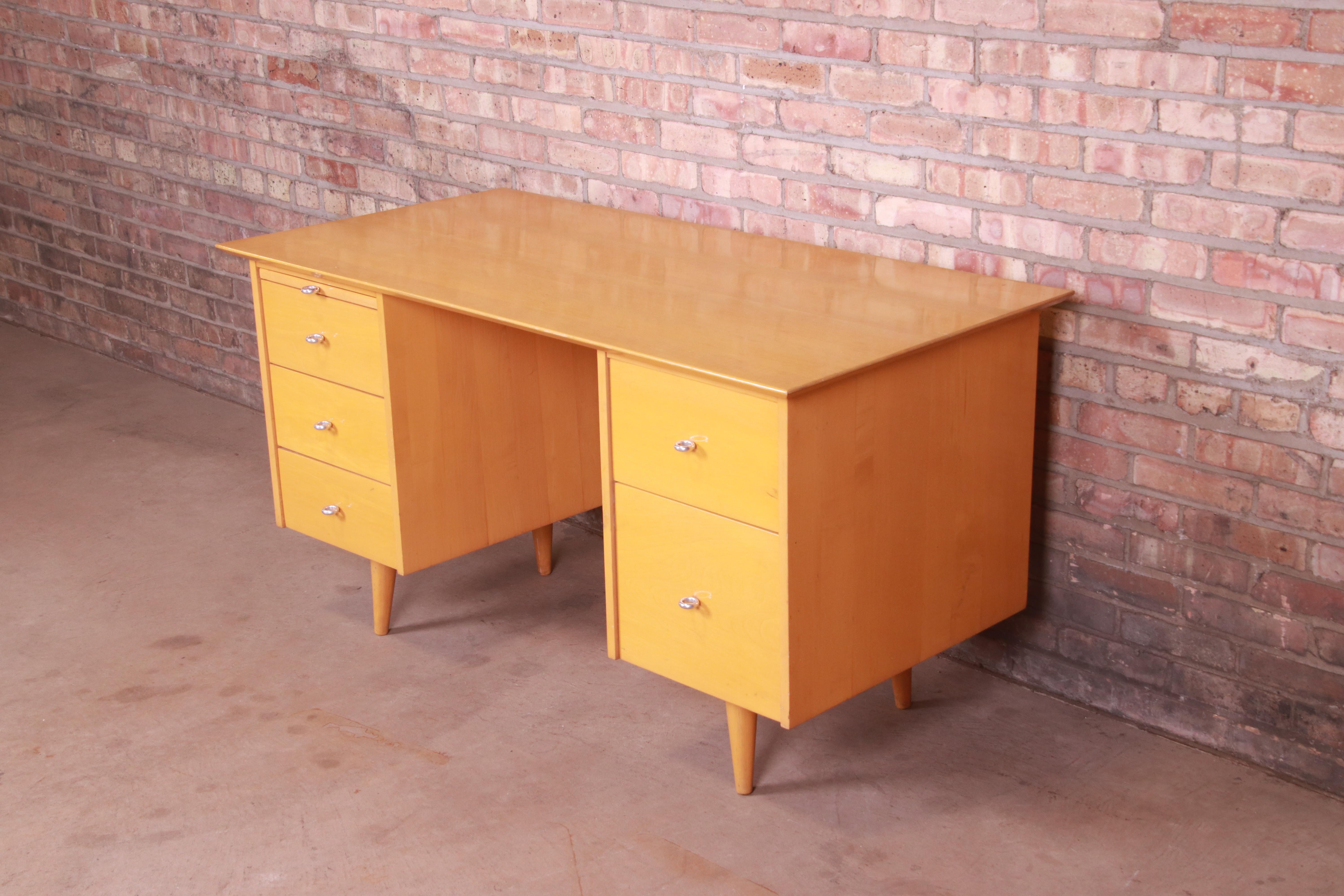 Paul McCobb Planner Group Mid-Century Modern Maple Double Pedestal Desk, 1950s In Good Condition In South Bend, IN