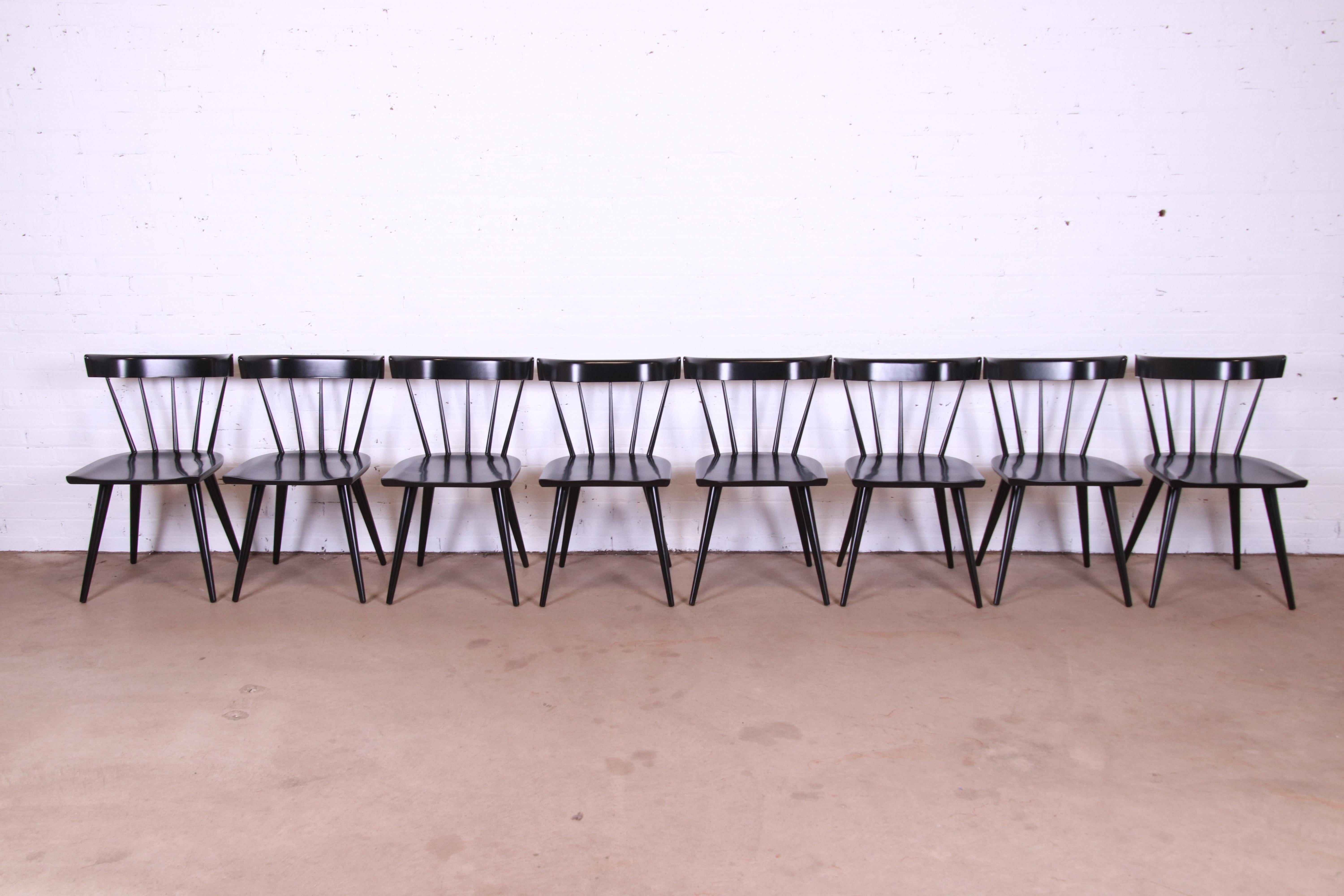 Un ensemble exceptionnel de huit chaises de salle à manger emblématiques de la modernité du milieu du siècle, à dossier en fuseau.

Par Paul McCobb pour Winchendon Furniture, 