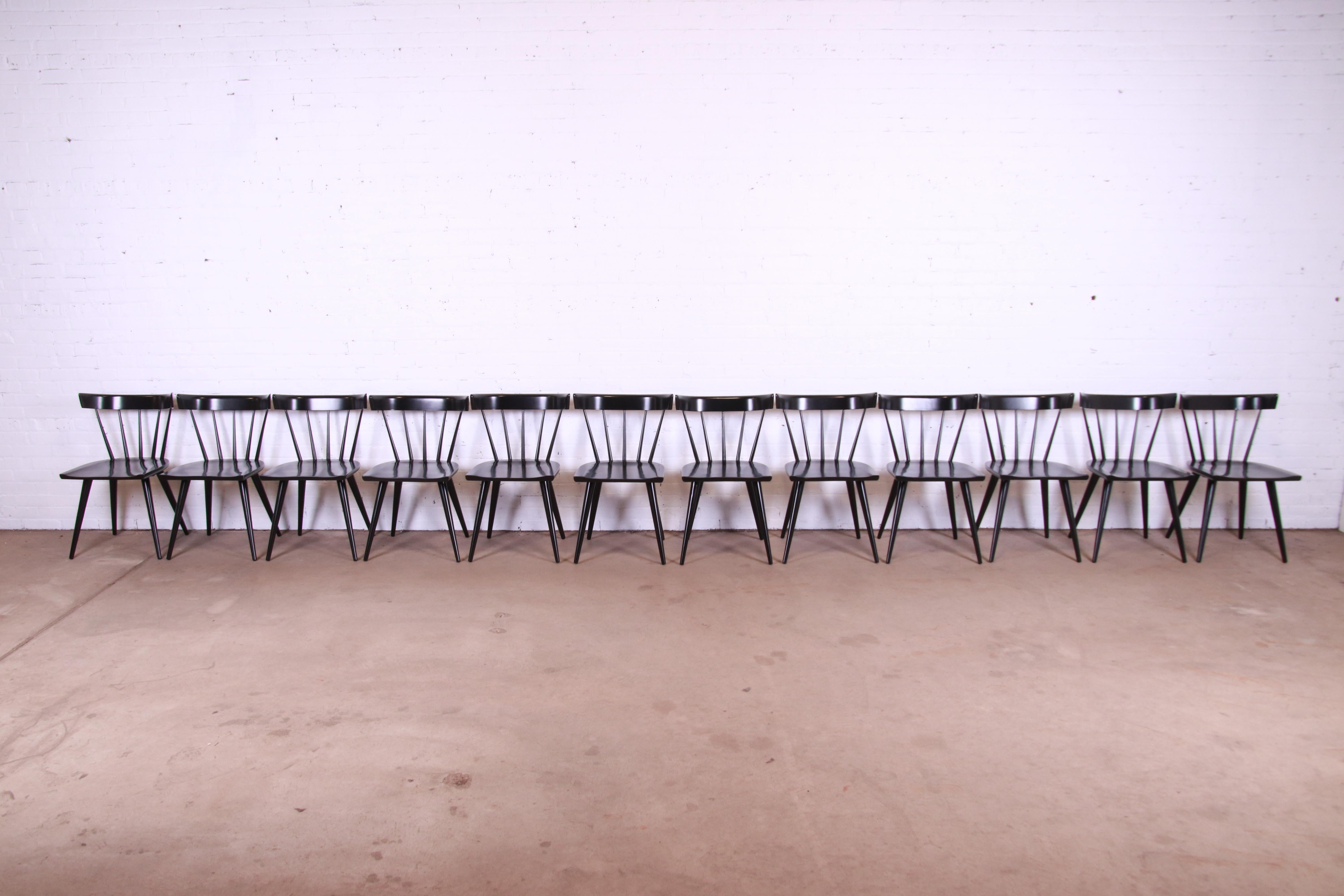 Ein außergewöhnlicher Satz von zwölf ikonischen Esszimmerstühlen mit Spindelrücken aus der Mitte des Jahrhunderts

Von Paul McCobb für Winchendon Furniture, 