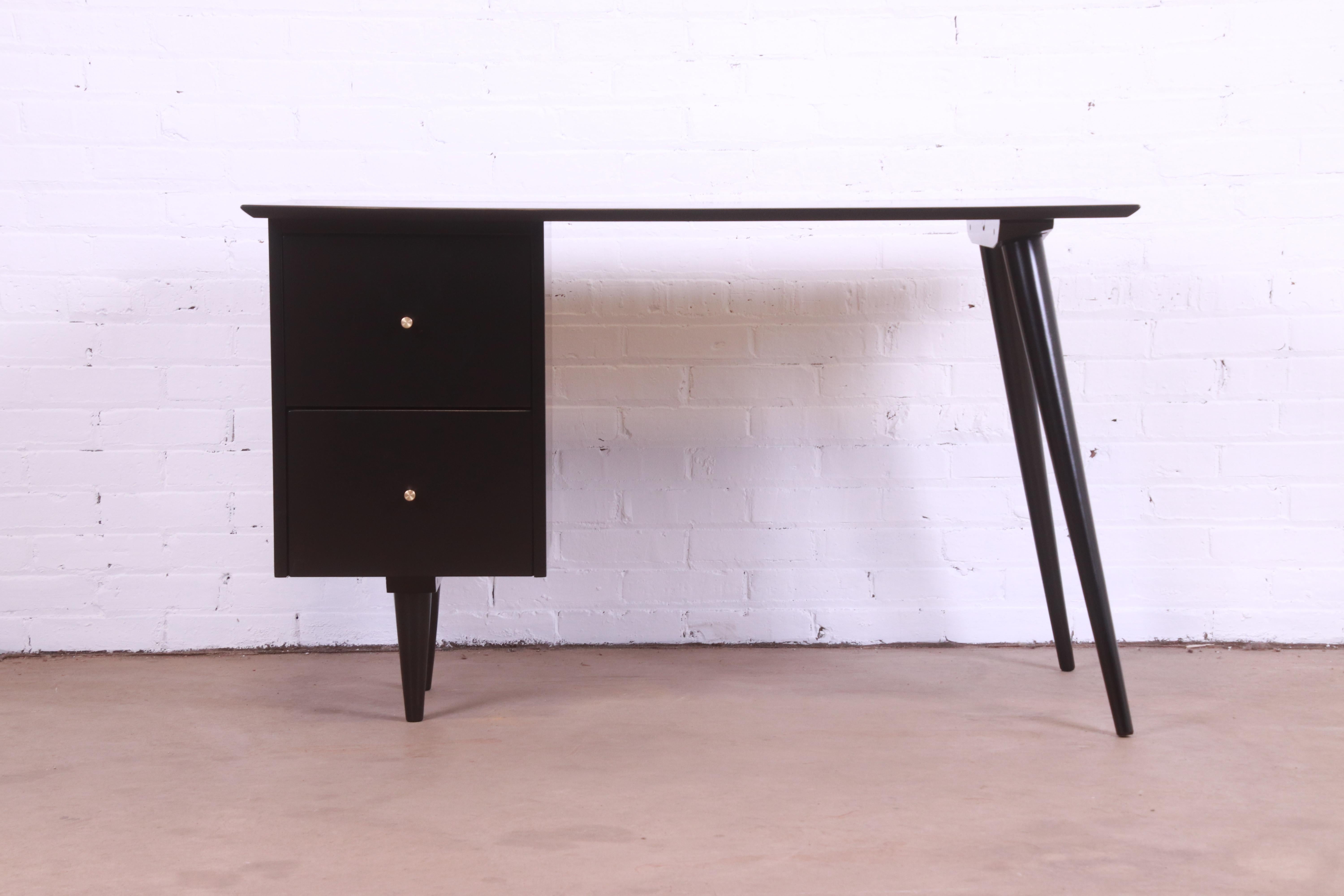 An exceptional minimalist mid-century modern writing desk

By Paul McCobb for Winchendon Furniture, 