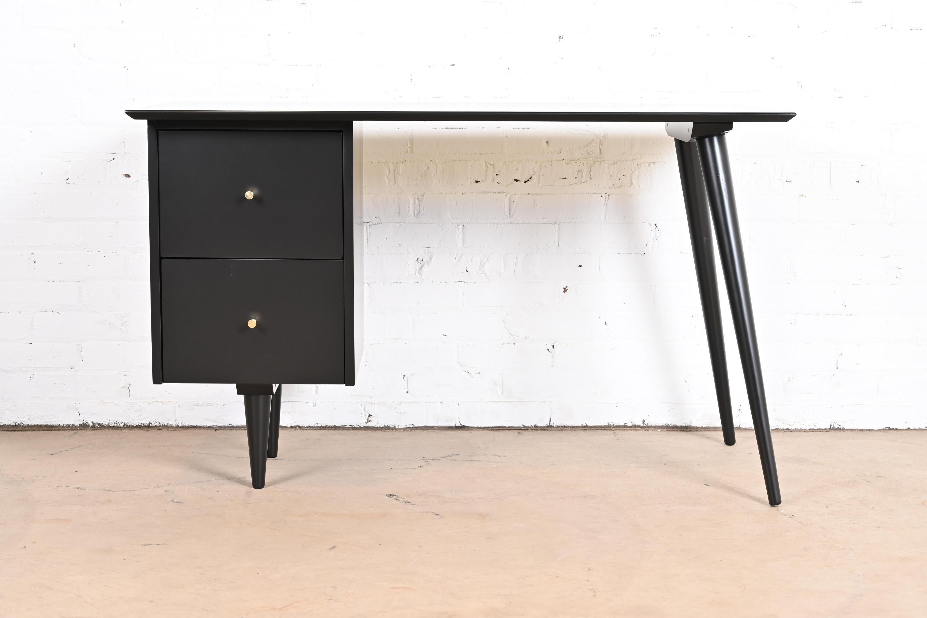 An exceptional minimalist Mid-Century Modern writing desk

By Paul McCobb for Winchendon Furniture, 