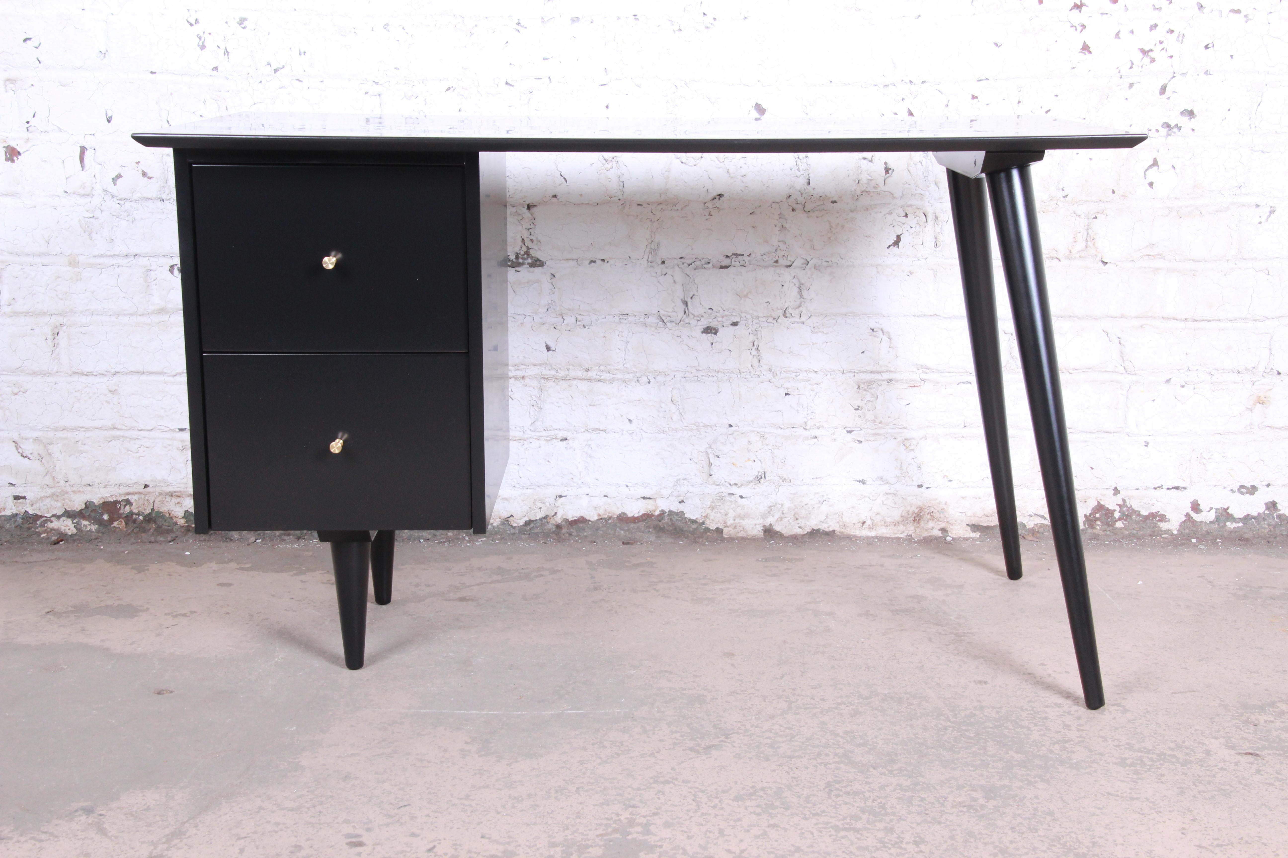 An exceptional Minimalist Mid-Century Modern writing desk

Designed by Paul McCobb for Winchendon Furniture 
