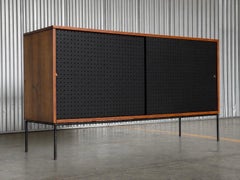 Paul McCobb Planner Group – Sideboard Modell 1514 mit Eisenfuß – schwarze Schiebetüren