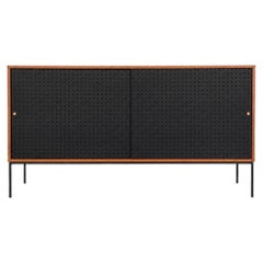 Paul McCobb Planner Group – Sideboard Modell 1514 mit Eisenfuß – schwarze Schiebetüren