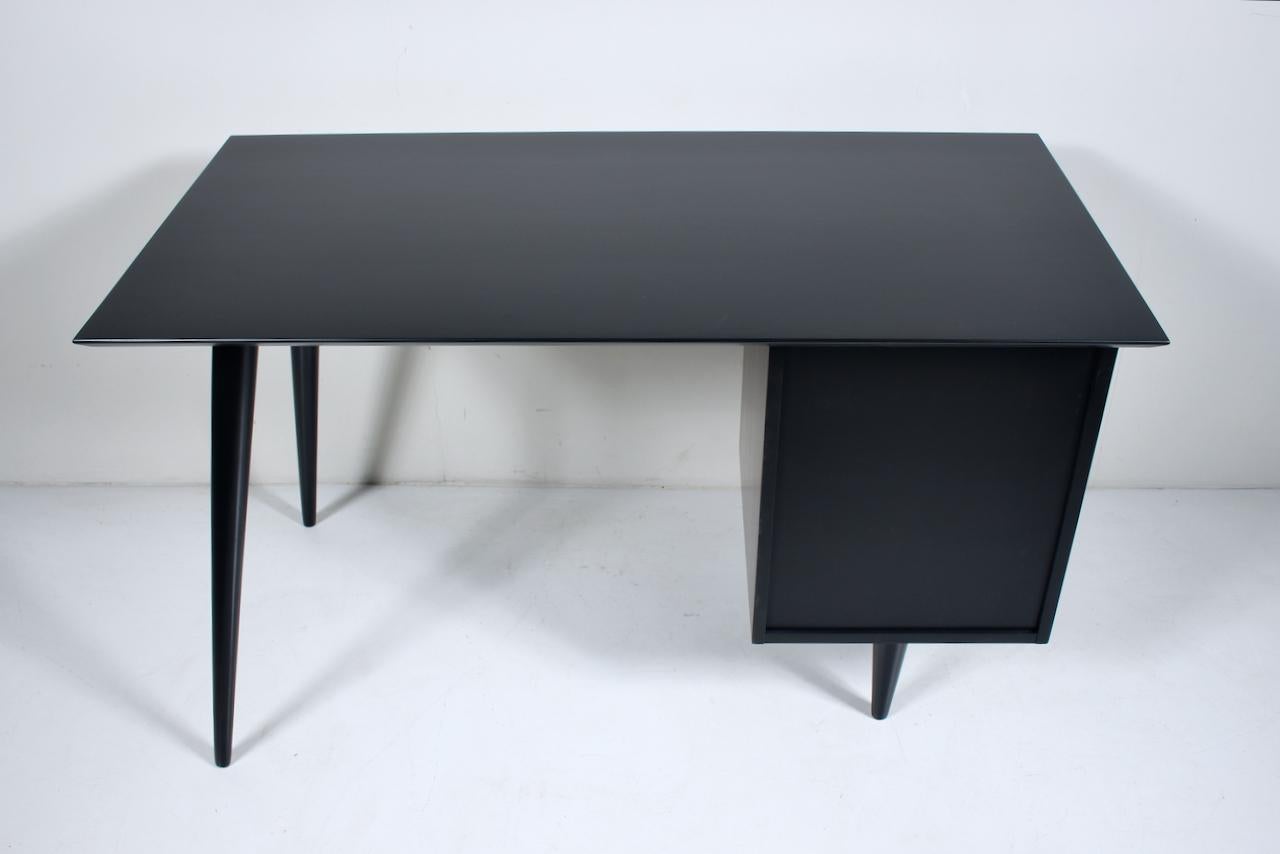 Paul McCobb Planner Group Model 1560 Black Double Drawer Desk, 1950's In Good Condition For Sale In Bainbridge, NY