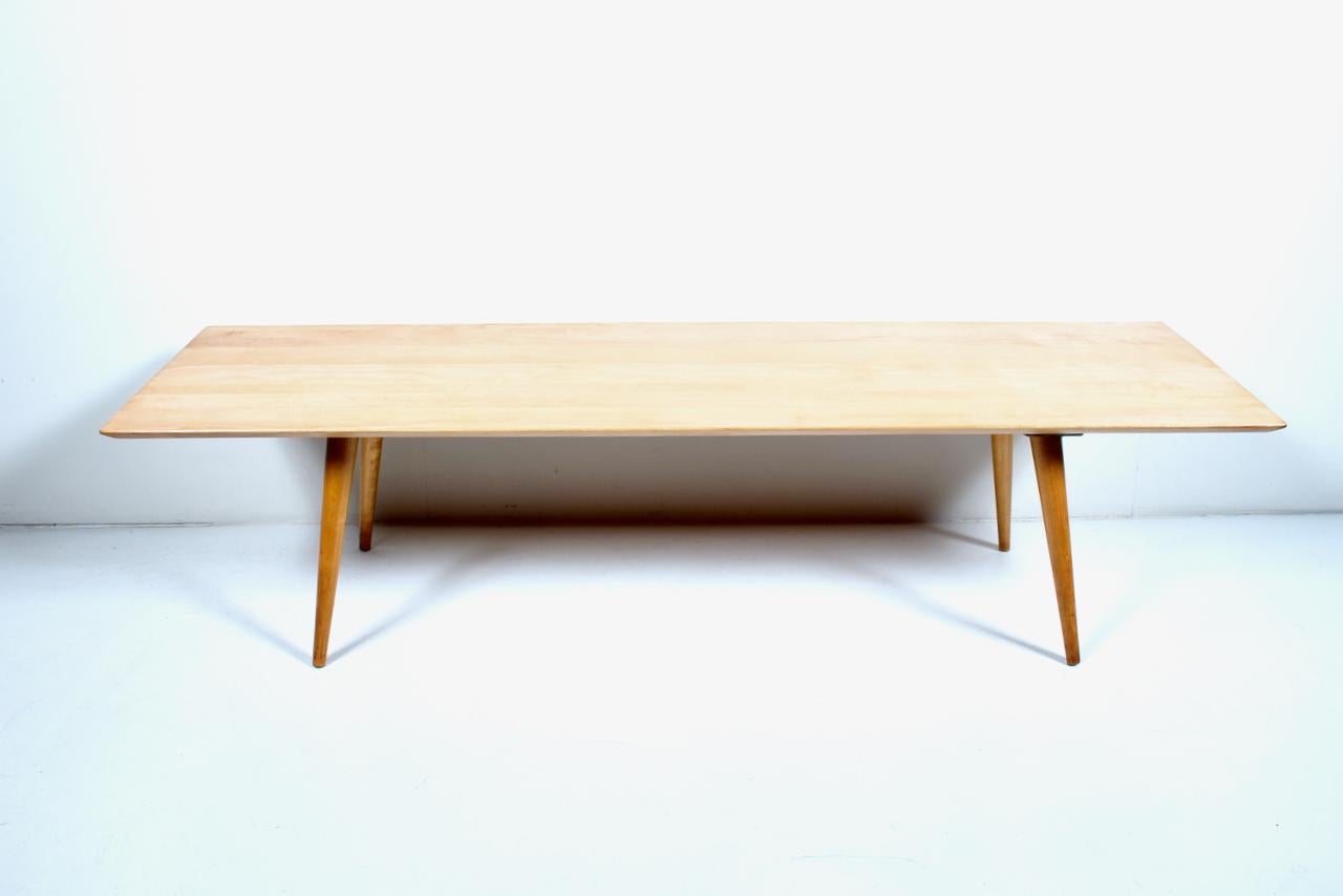 Paul McCobb for Winchendon Furniture, Planner Group Maple 1546 Bench, Coffee Table. Featuring a five foot rectangular form in natural solid staved Maple with reinforced and splayed solid turned tapered legs. As seen in the 1950 Planner Group