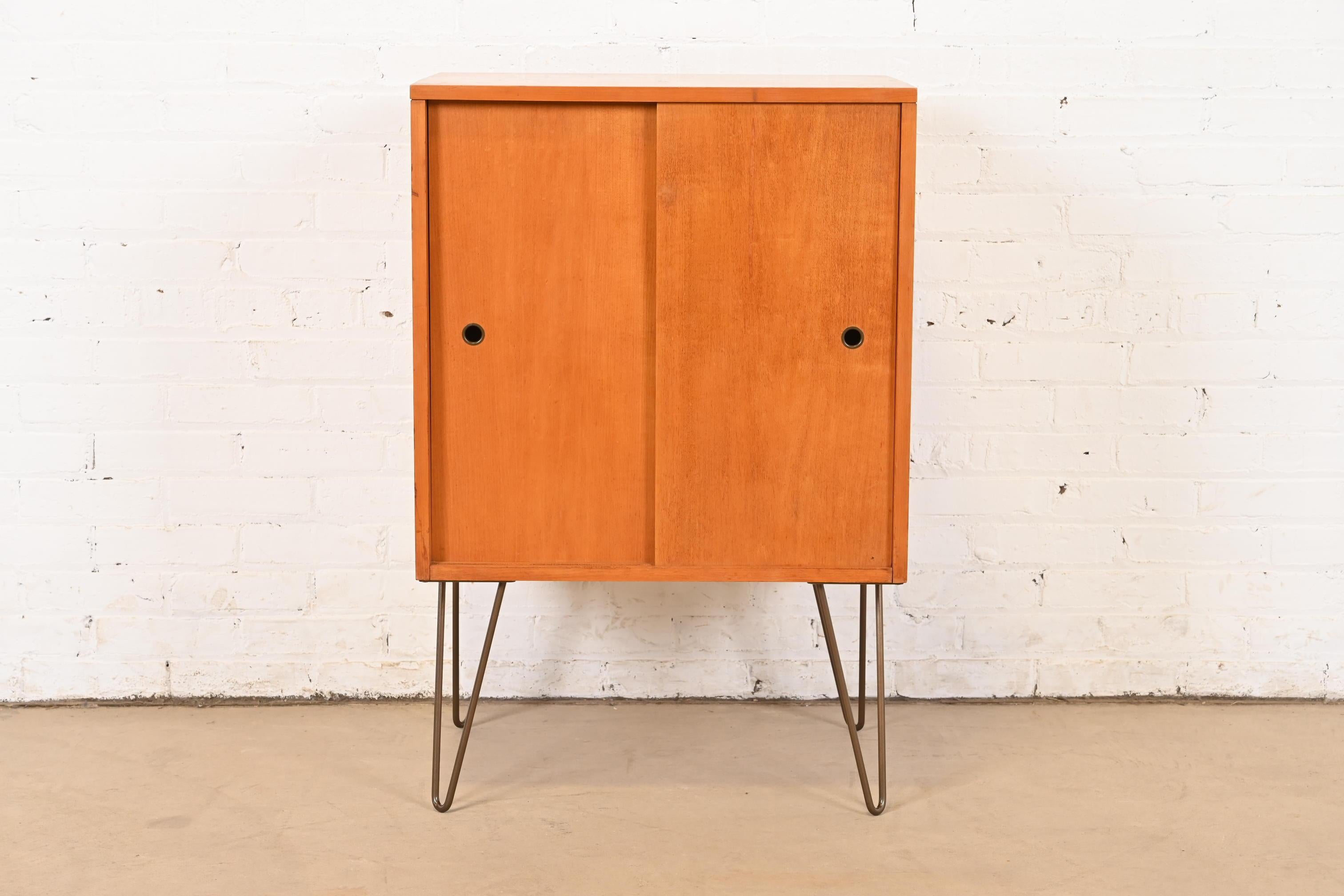 Un armario de puertas correderas elegante y moderno de mediados de siglo sobre patas de horquilla

Por Paul McCobb para Winchendon Furniture, 