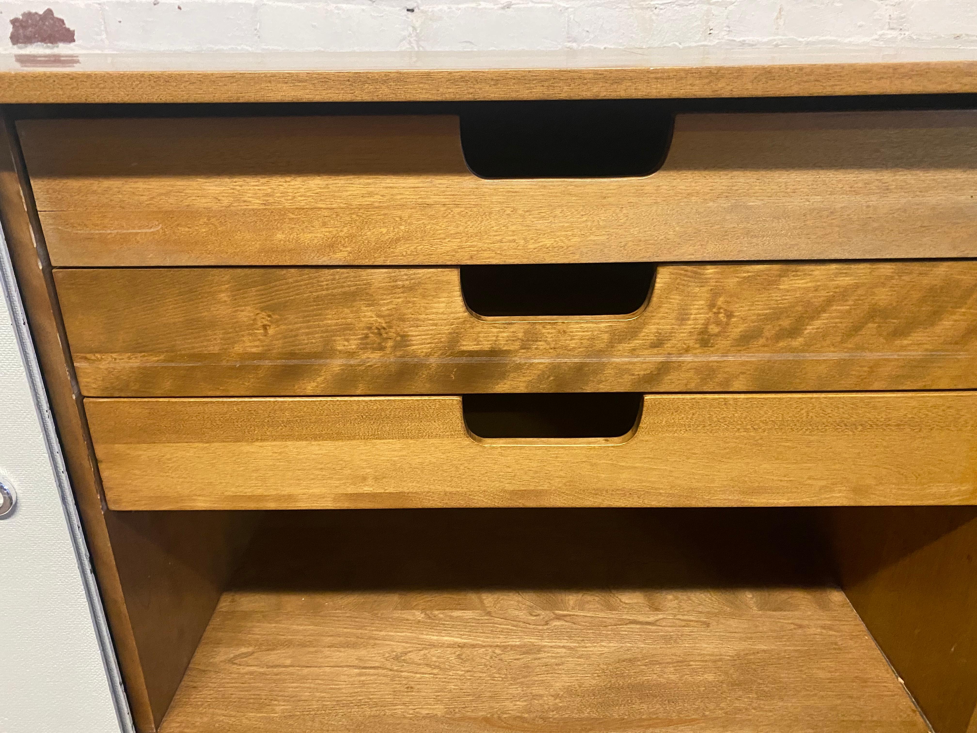 Paul McCobb Planner Group Sliding Door Credenza with Drawers, Classic Modernist In Good Condition For Sale In Buffalo, NY