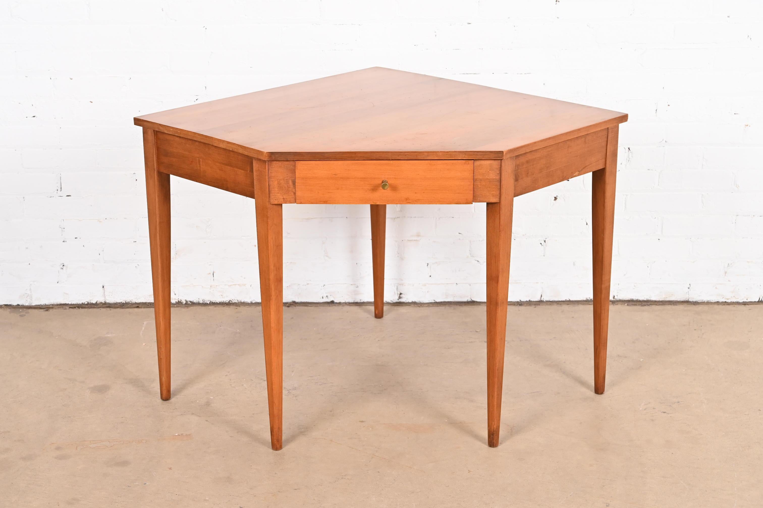 A sleek and stylish Mid-Century Modern solid birch corner desk

By Paul McCobb for Winchendon Furniture, 