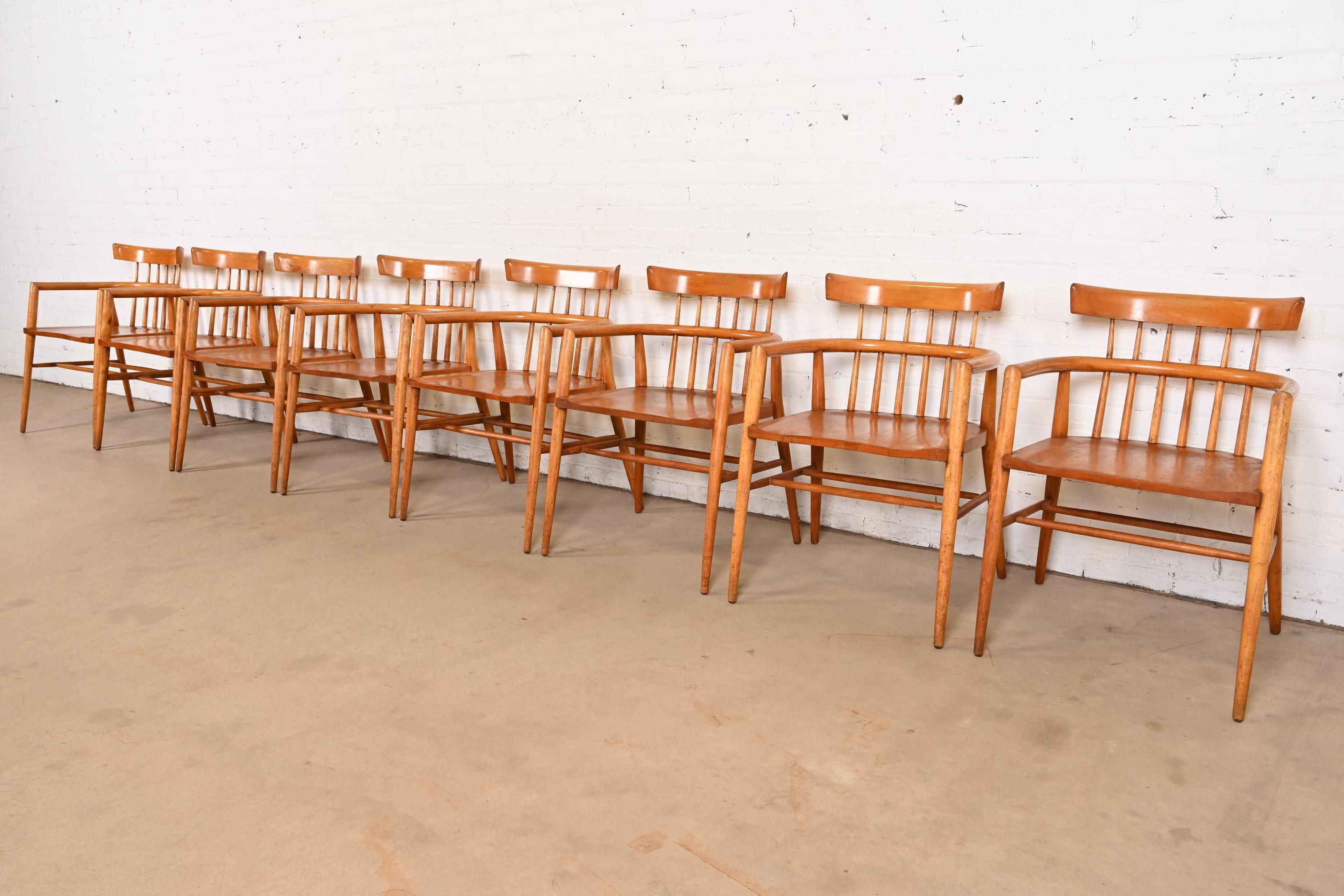 Ein außergewöhnlicher Satz von acht ikonischen Esszimmerstühlen oder Sesseln mit Spindelrücken aus der Mitte des Jahrhunderts

Von Paul McCobb für Winchendon Furniture, 