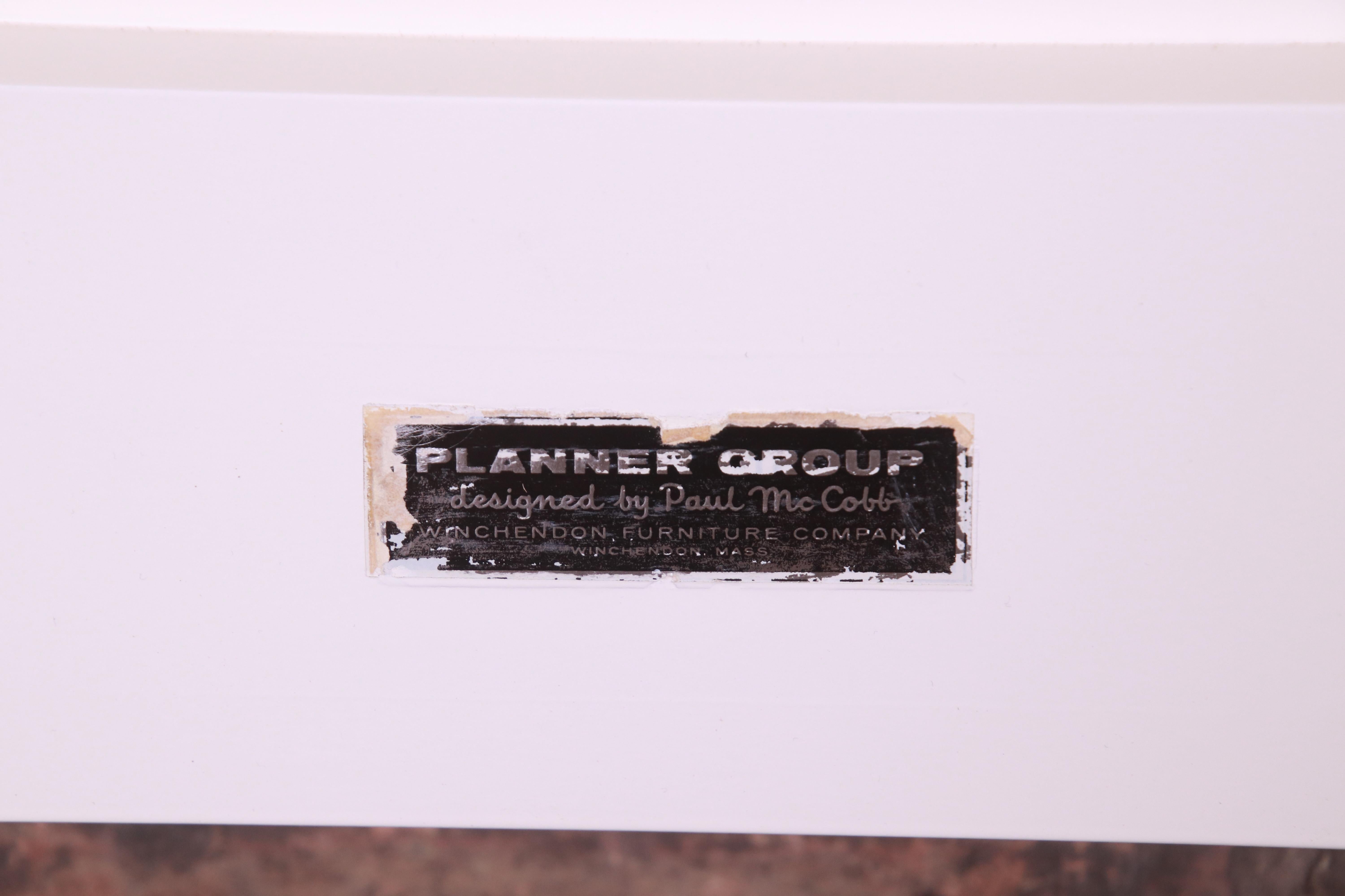 Têtes de lit jumelles Paul McCobb Planner Group en laque blanche et laiton, revernies en vente 3