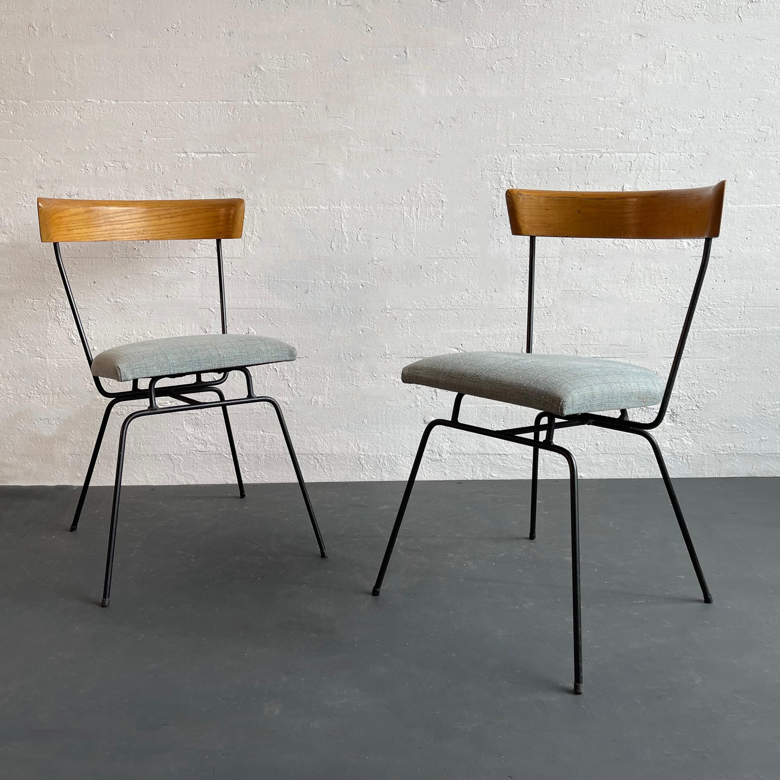 Cette paire de chaises d'appoint 1535 a été conçue par le célèbre designer de meubles américain Paul McCobb dans le cadre de sa ligne Planner Group pour la société Winchendon Furniture. Ces chaises ont été introduites par McCobb en 1951 et sont