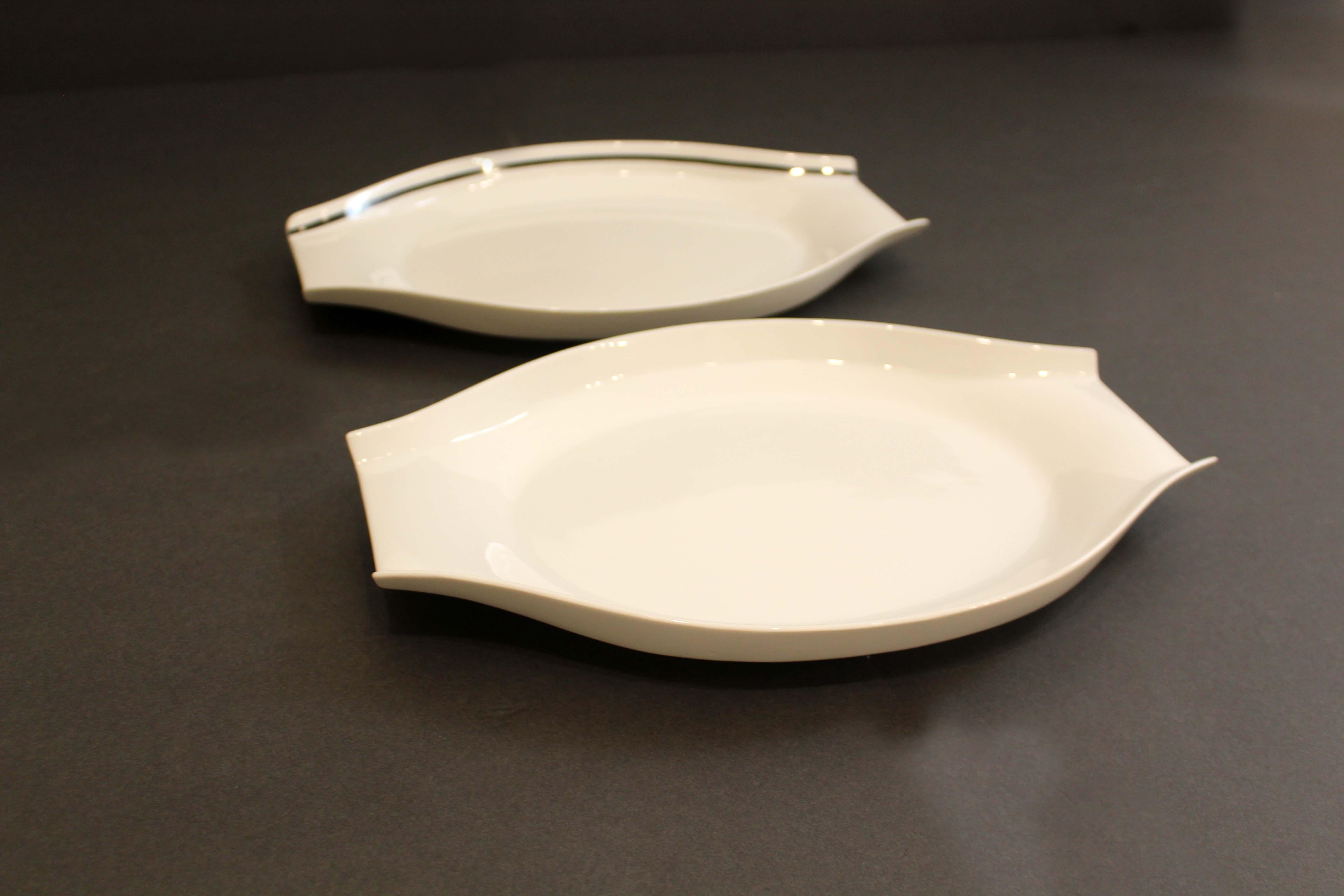 A chic Mid-Century Modern fine China dining set designed by Paul McCobb. Stamped Contempri fine China designed by Paul McCobb Japan Jackson Internationale. Circa 1959-1960s. This is a rare complete set which includes 16 large plates (10.25 diameter