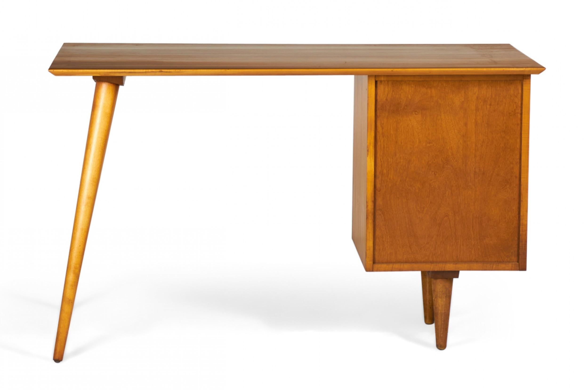Paul McCobb Refinished Blond Maple Student Desk (model 1560) In Good Condition For Sale In New York, NY