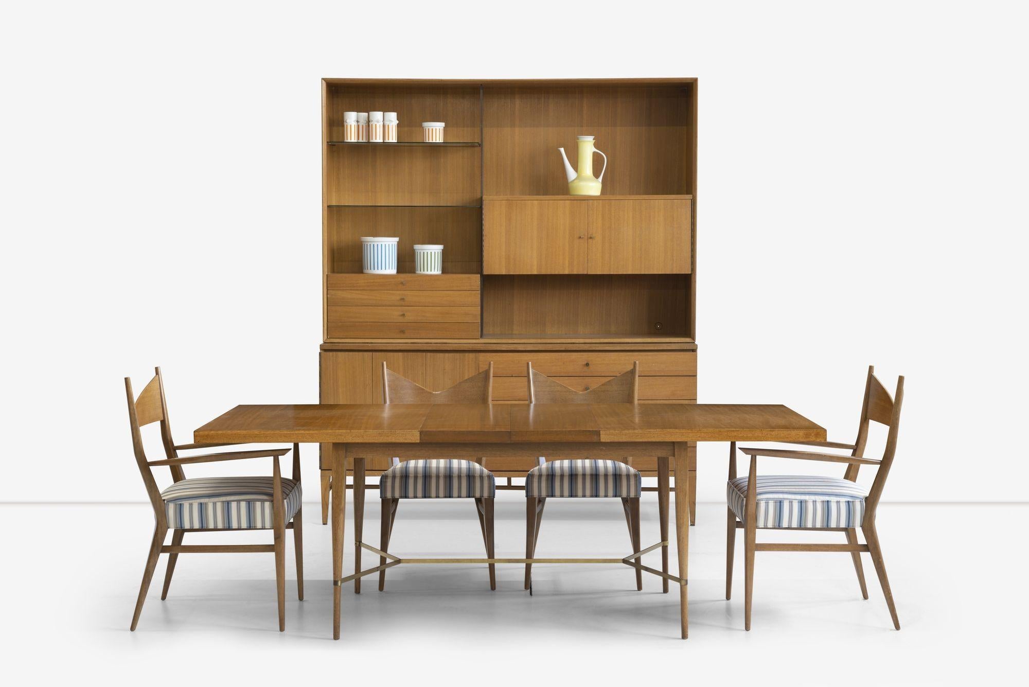 Paul McCobb Room Divider für Calvin Furniture Company, mit Mahagoni, massivem Messing und Glasböden.
Der untere Abschnitt hat fünf Schubladen mit Messingknopf zieht und geschlossen Lagerung hinter Falttüren und misst 71,50 
