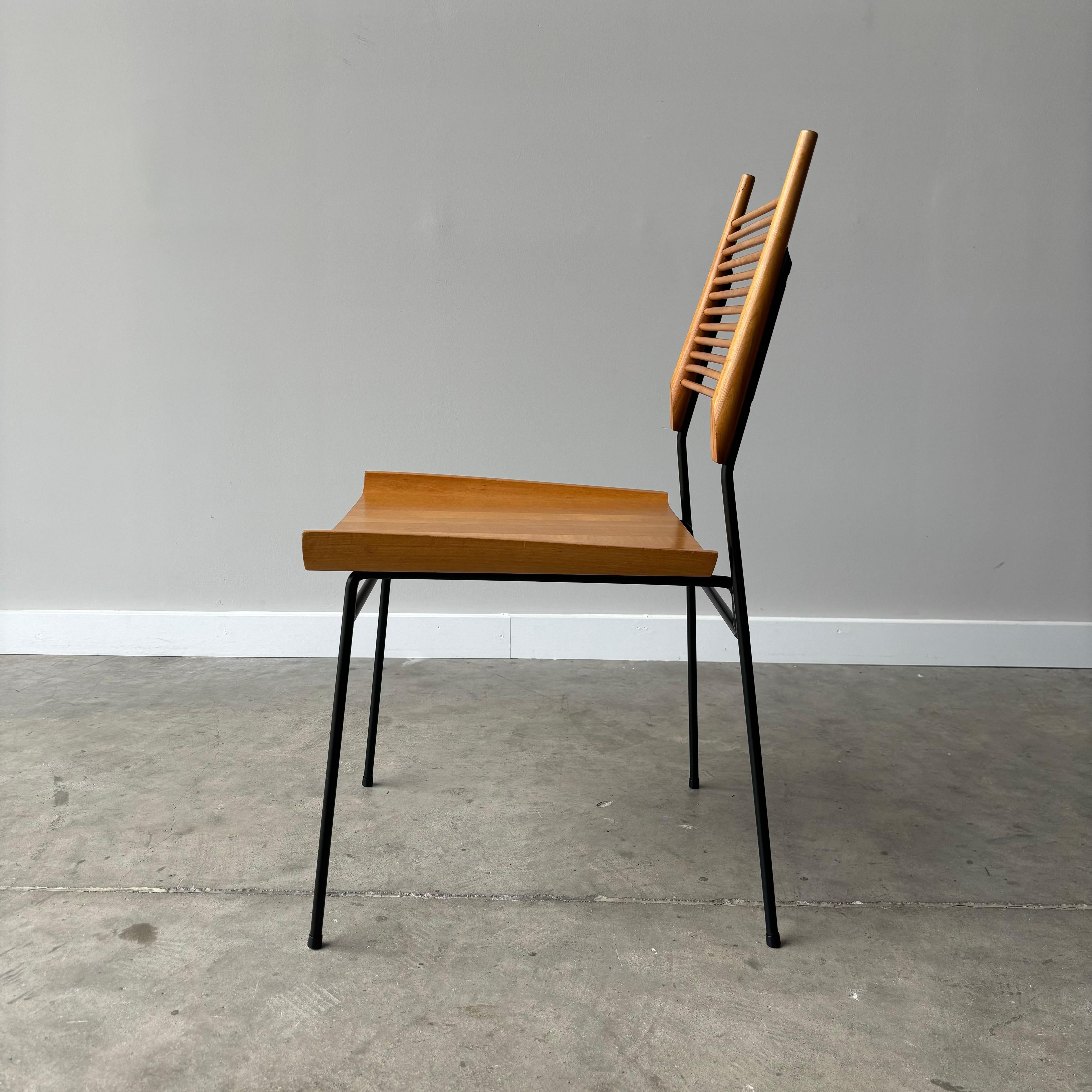 Un design unico e sorprendente di Paul McCobb.   Set di sedie vintage della metà del secolo scorso in ottime condizioni originali.