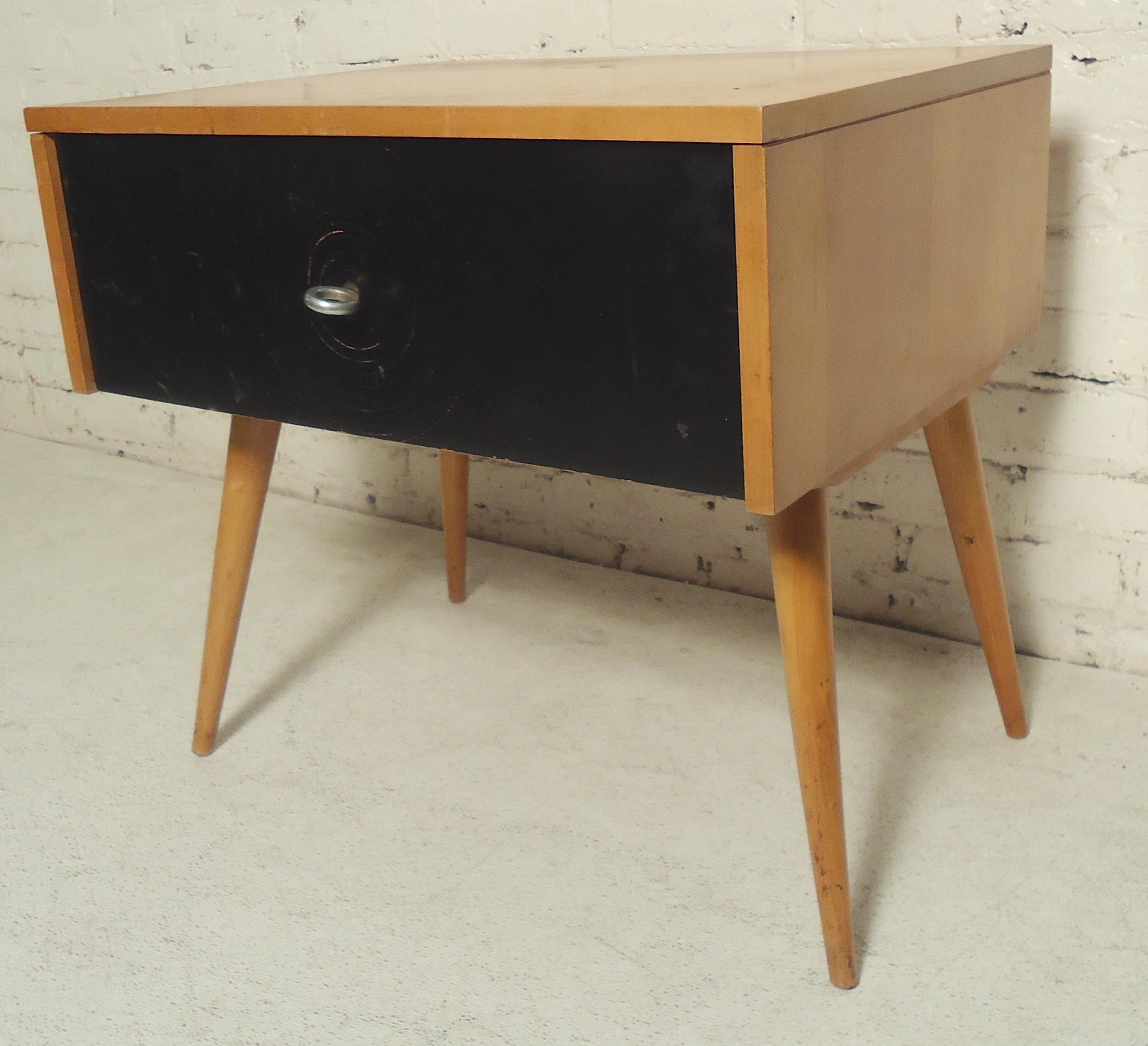 Mid-Century Modern table with drawer by Paul McCobb for Planner Group. Black front drawer with round metal pull.

(Please confirm item location - NY or NJ - with dealer).
 