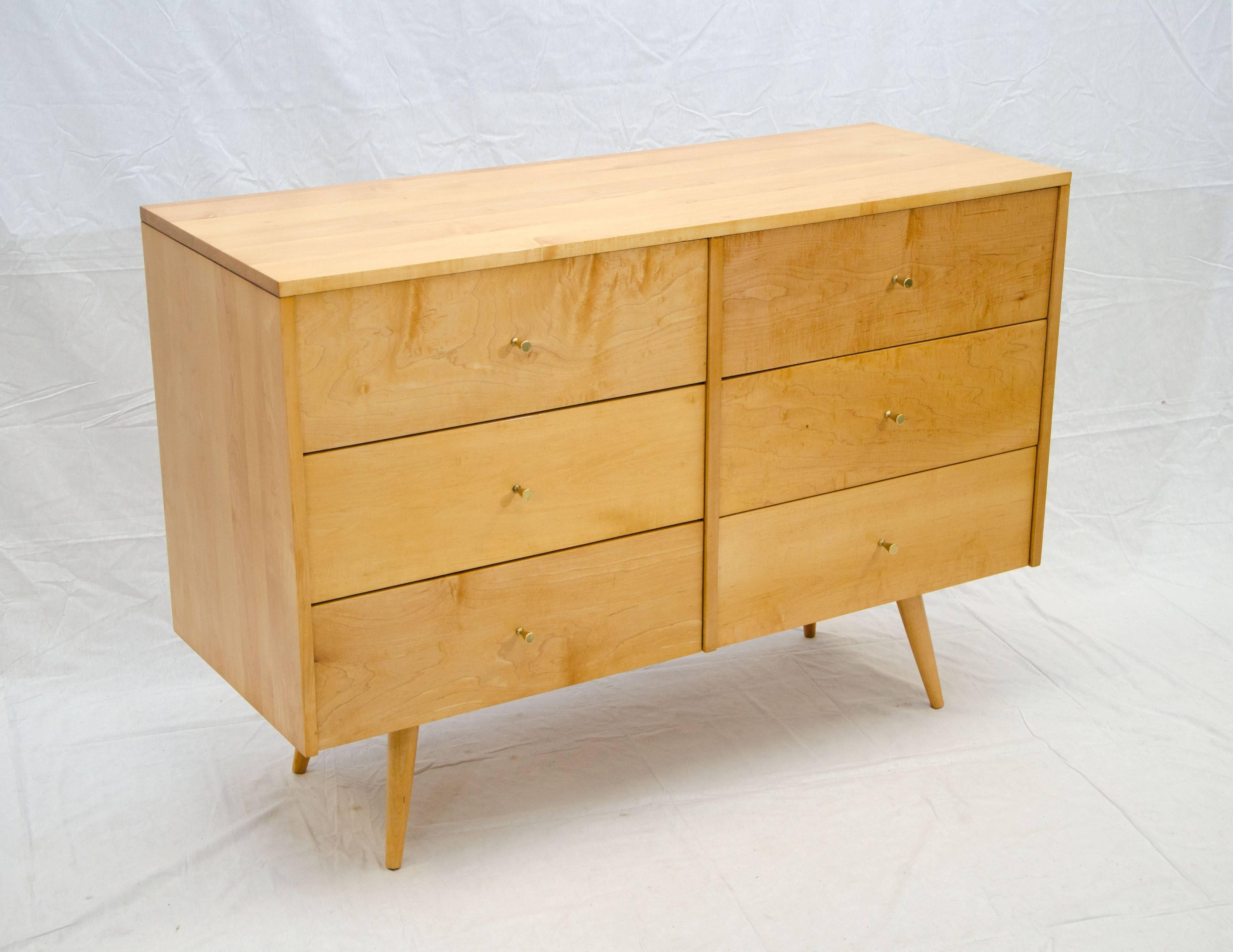 Paul McCobb six-drawer dresser designed for the Planner Group and manufactured by the Winchendon Furniture Co in solid birch on angular tapered legs, which are 9 1/2