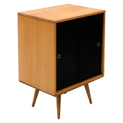 Paul McCobb Petit cabinet sur base de table avec portes coulissantes:: une étagère:: restauré
