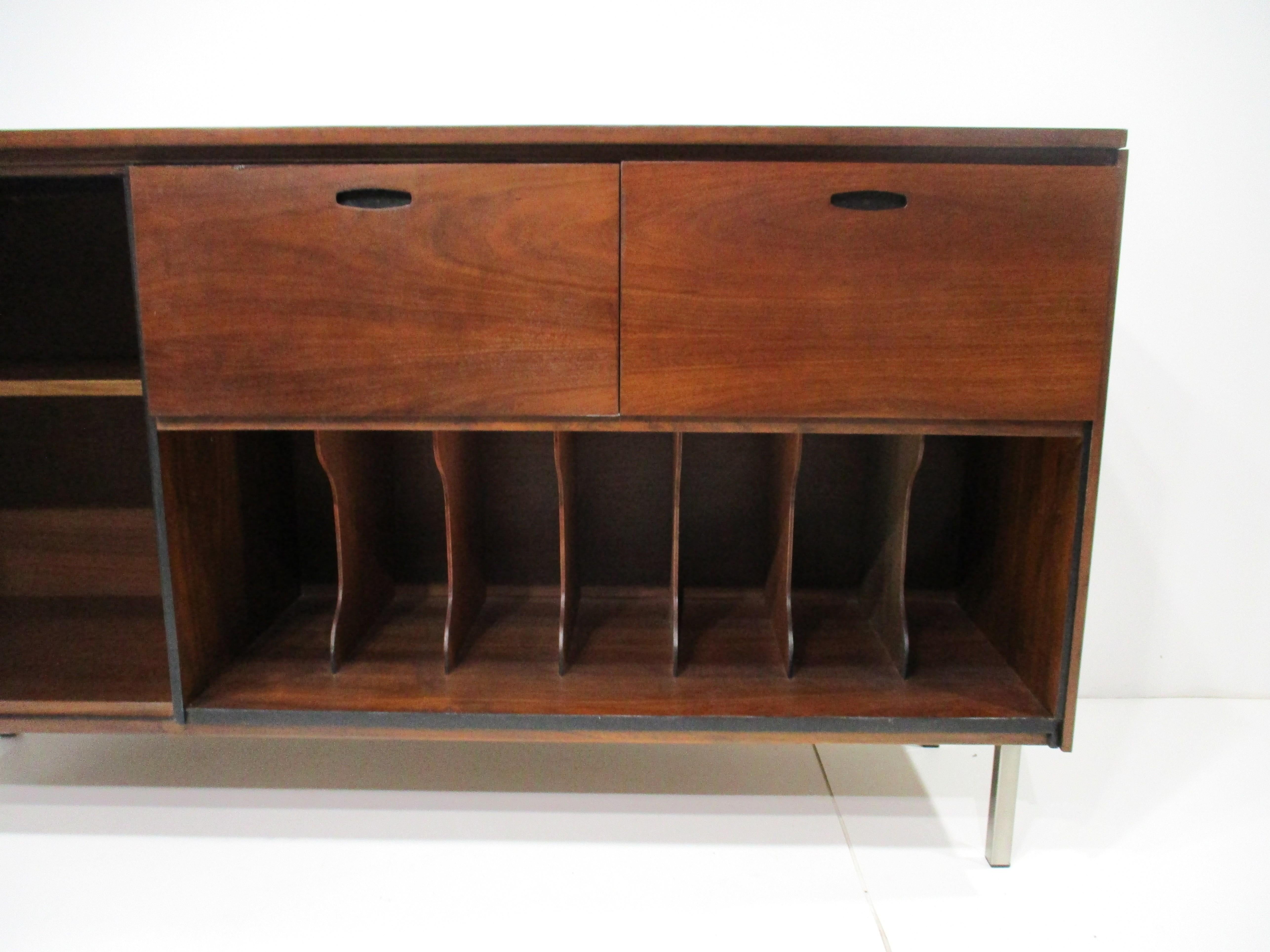 Mid-Century moderno Mobile per dischi stereo Paul McCobb H. Sacks & Sons in vendita