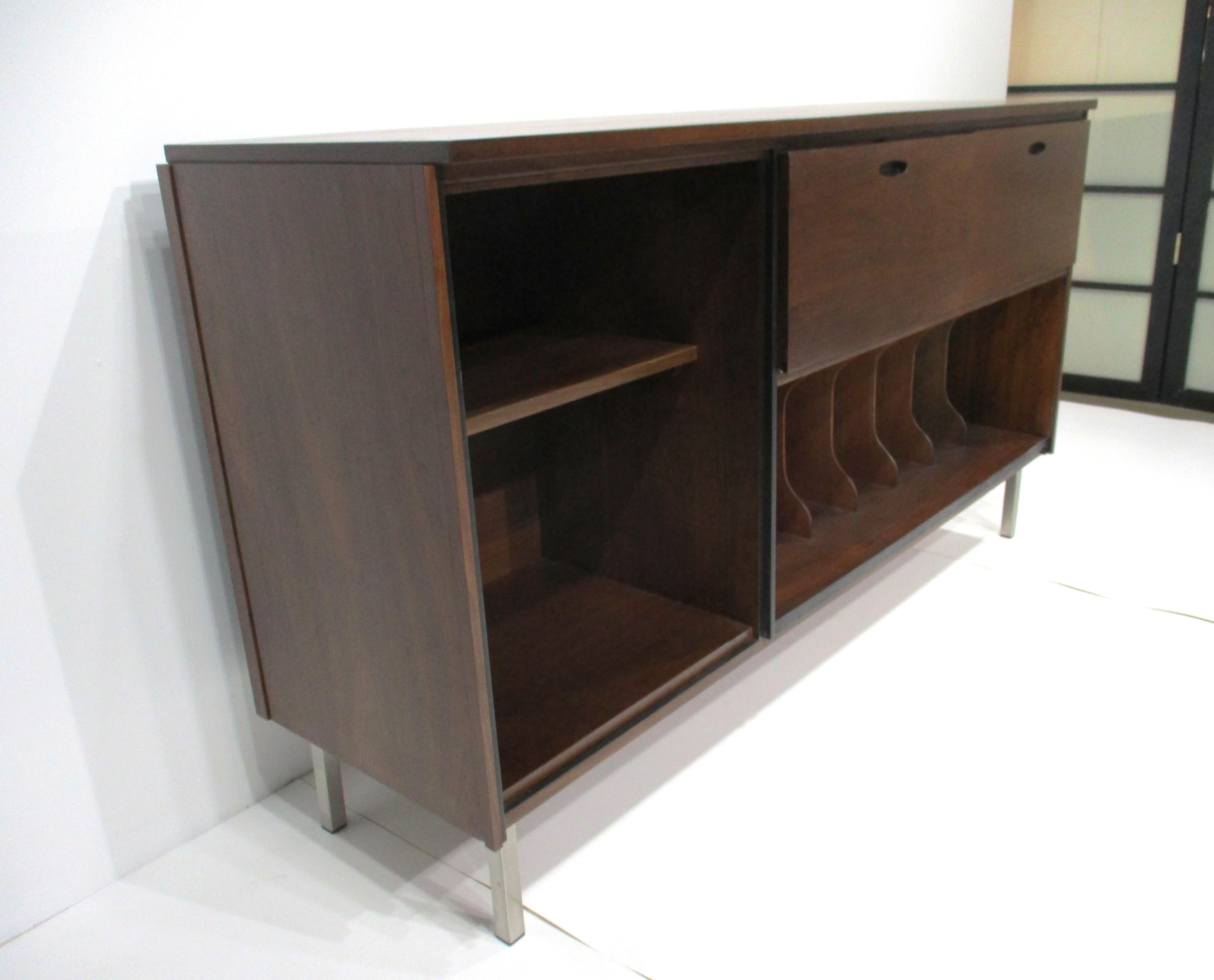 XX secolo Mobile per dischi stereo Paul McCobb H. Sacks & Sons in vendita