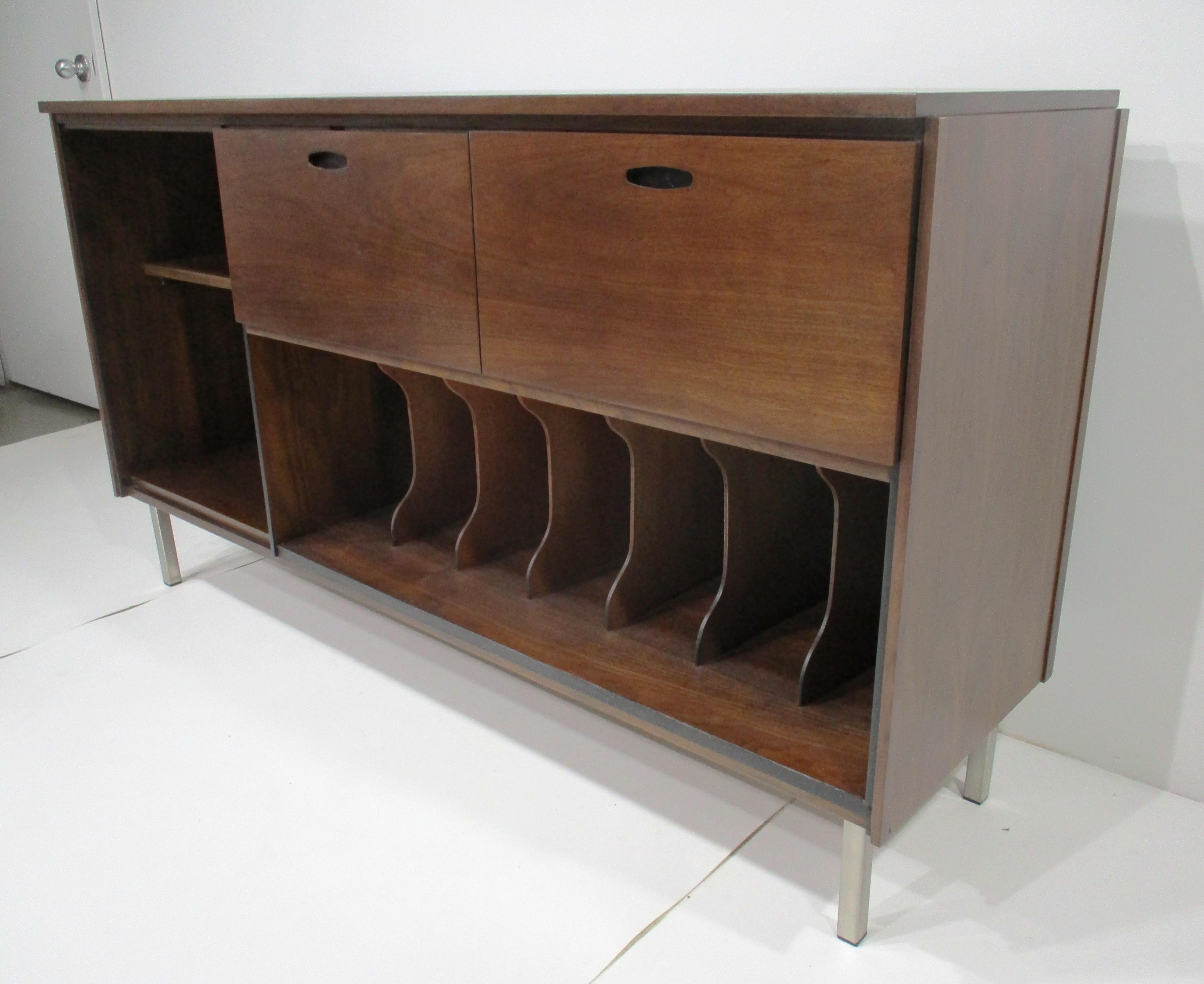 Acciaio inossidabile Mobile per dischi stereo Paul McCobb H. Sacks & Sons in vendita