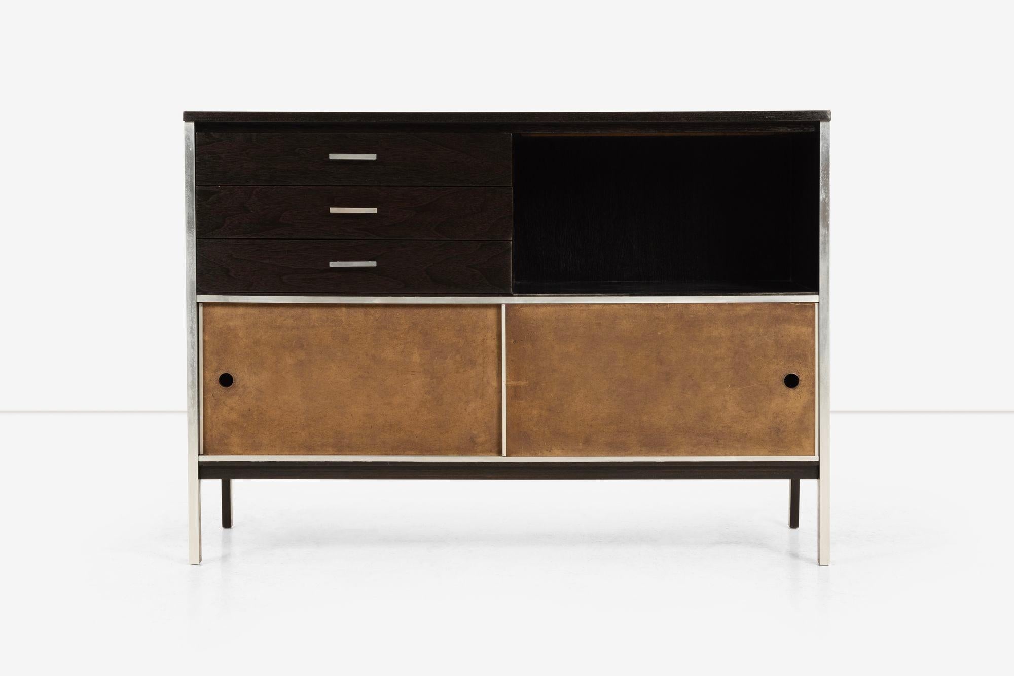 Le meuble de rangement de Paul McCobb pour Calvin Furniture présente une finition noircie mate personnalisée sur du noyer.
Trois tiroirs, un présentoir ouvert et des portes coulissantes pour un rangement supplémentaire. Refini avec une finition