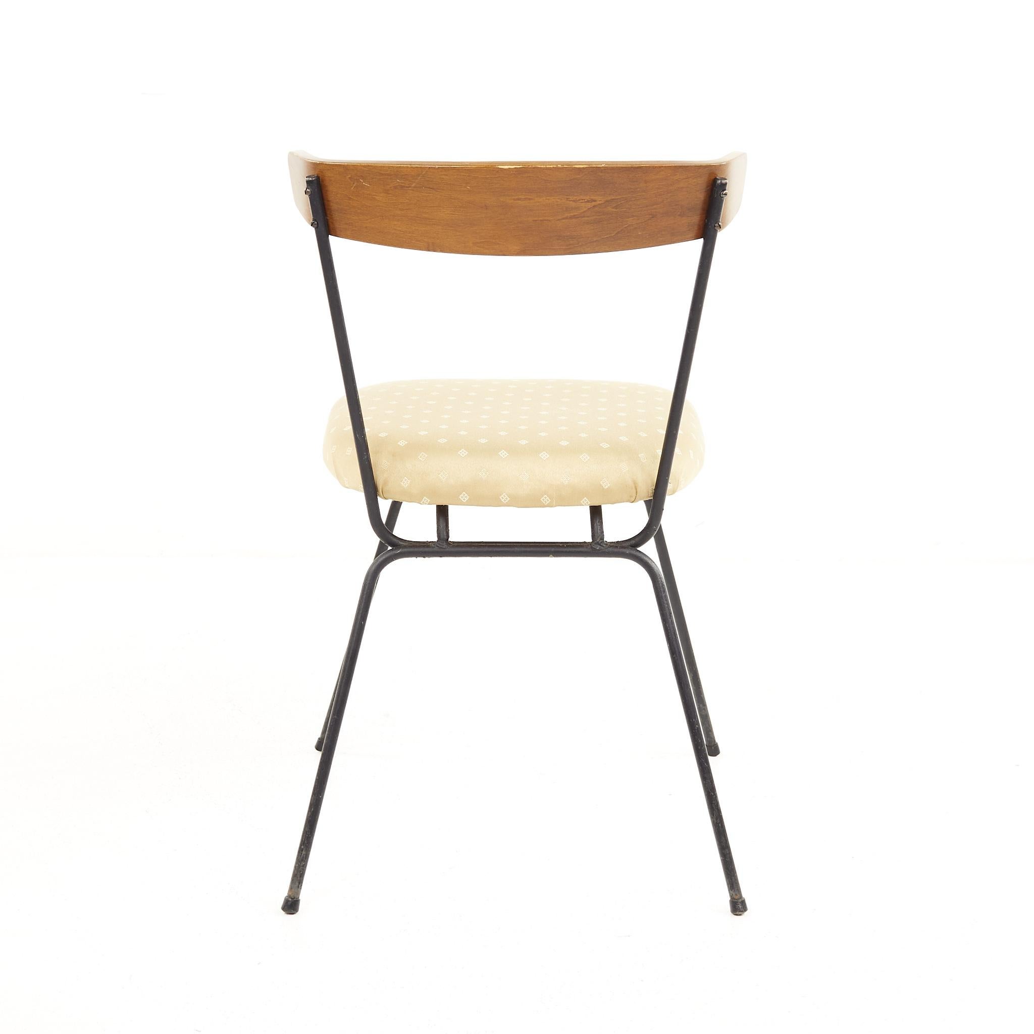 Schmiedeeiserne Esszimmerstühle aus Nussbaumholz im Paul McCobb-Stil von Clifford Pascoe Mcm, 4er-Set im Angebot 1