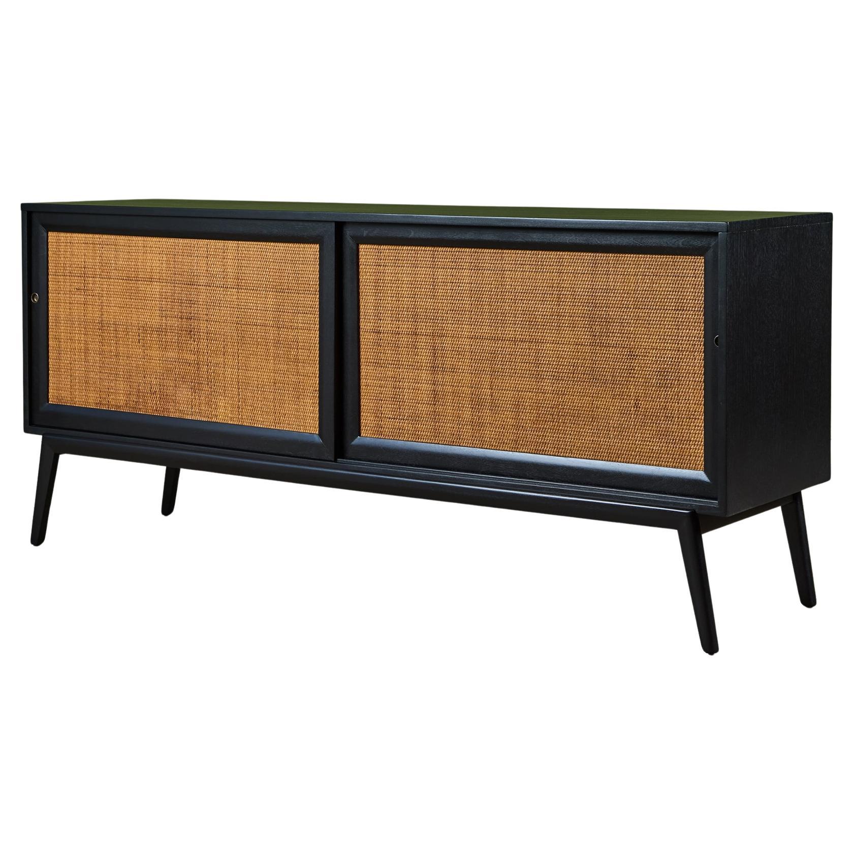 Credenza estilo Paul McCobb con frentes de puerta de caña