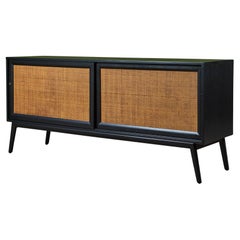 Credenza estilo Paul McCobb con frentes de puerta de caña