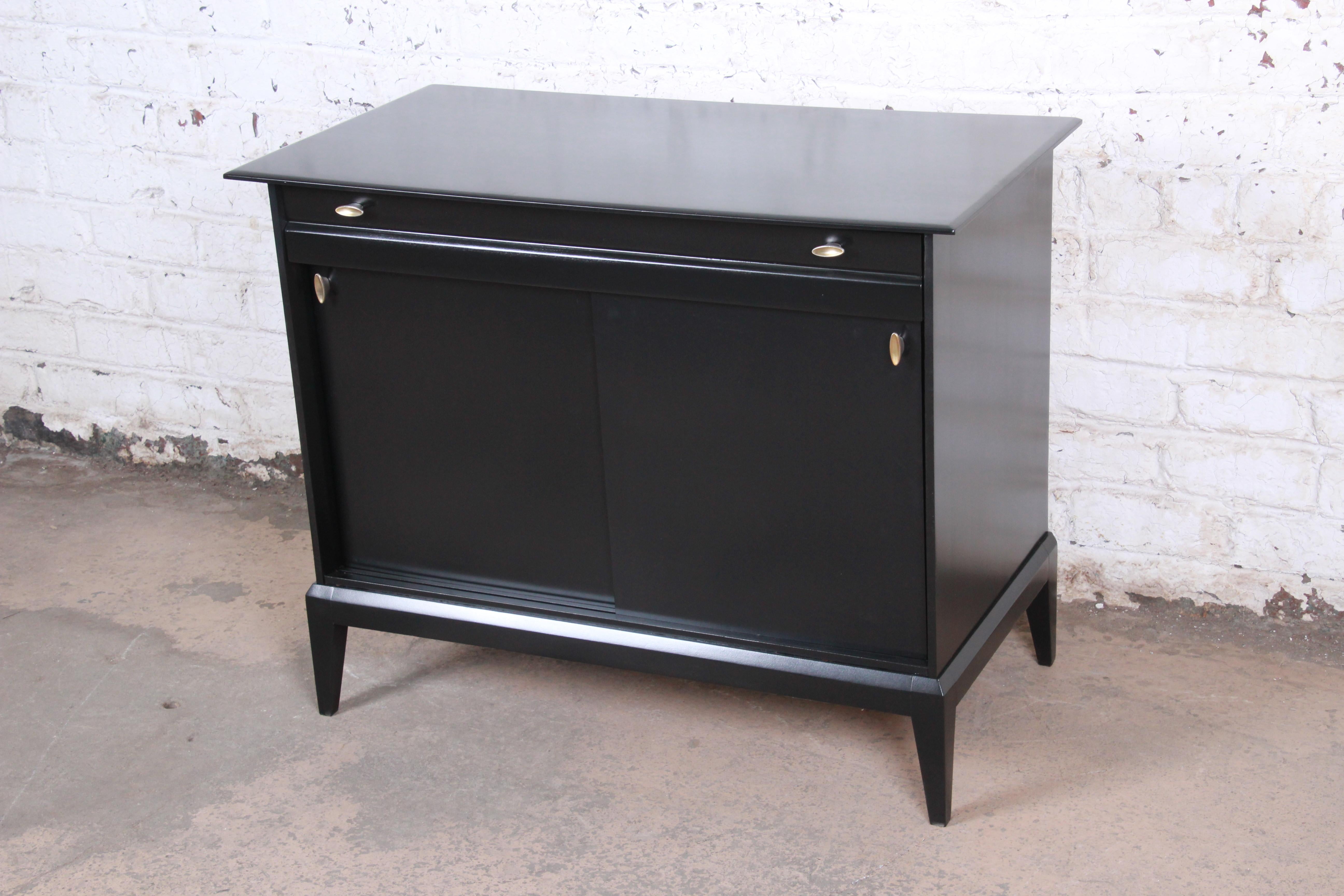 Paul McCobb style ebonized Mid-Century Modern compact credenza or cabinet

By Heywood Wakefield

USA, 1950s

Newly ebonized solid maple and brass hardware

Measures: 39