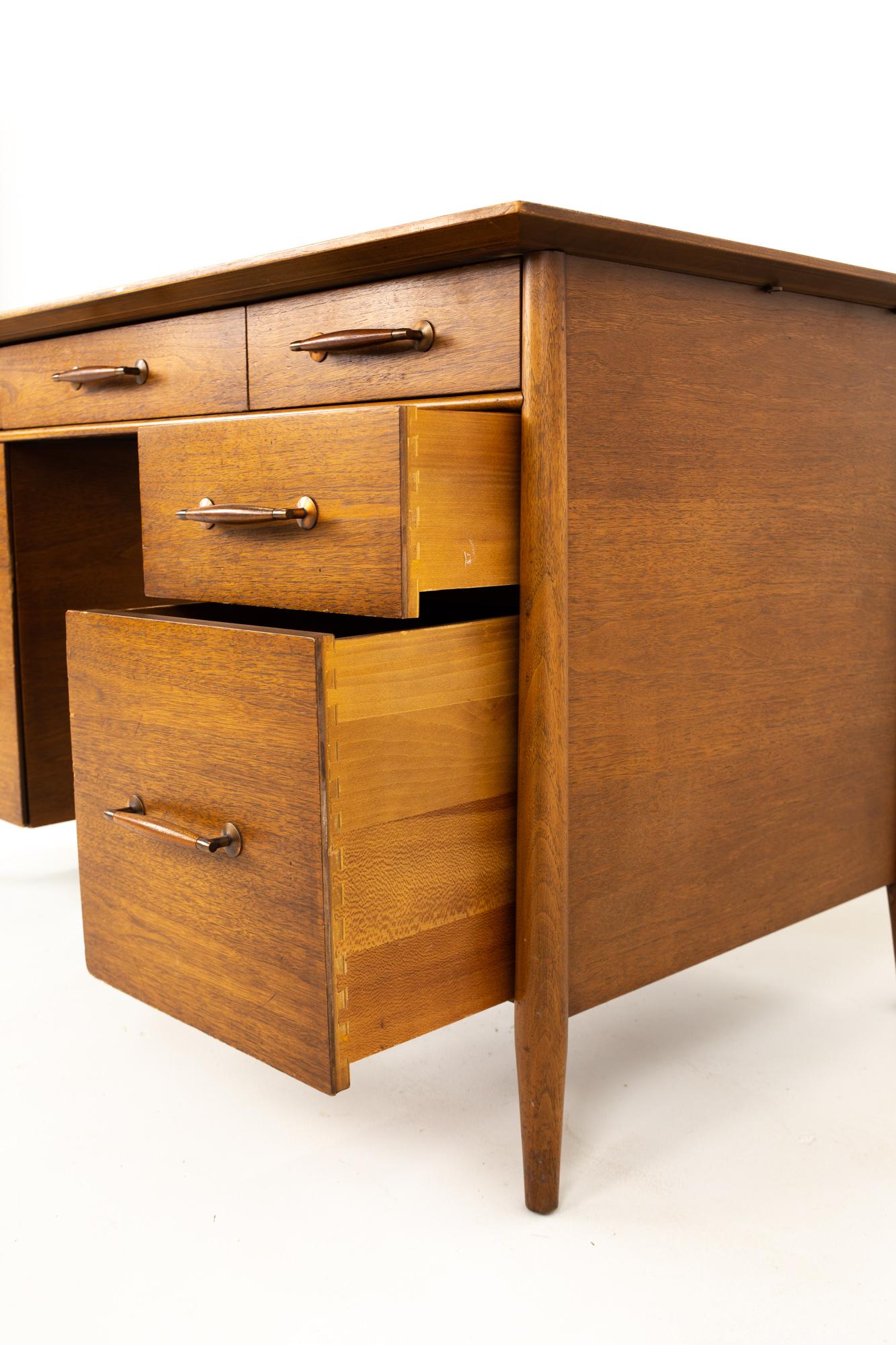Mid-Century Modern Paul McCobb Style Henredon Heritage Mid Century Walnut 1-Door 5-Drawer Desk