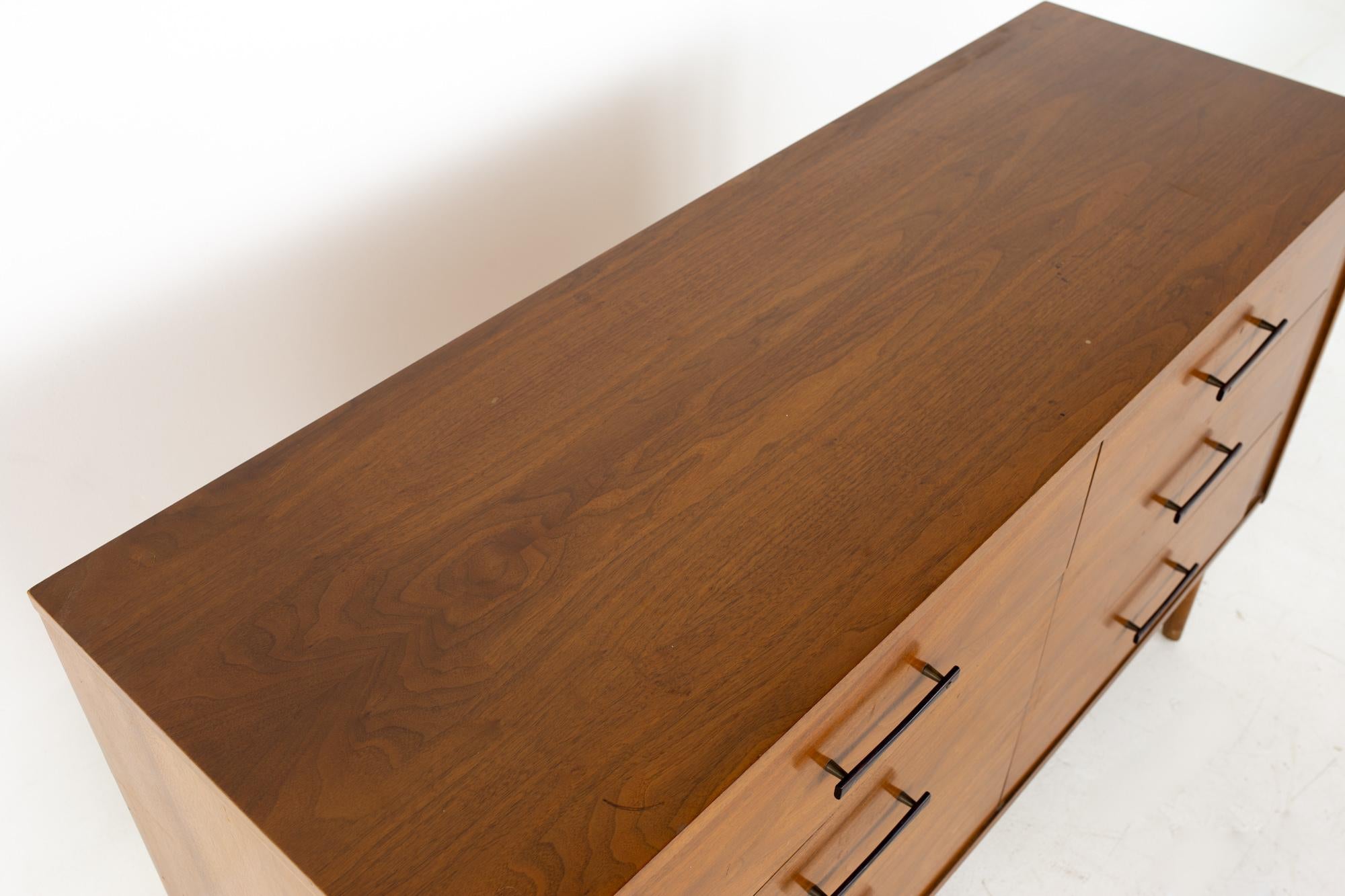 Mid-Century Modern Paul McCobb Style Kroehler Mid Century Walnut and Rosewood 6 Drawer Dresser