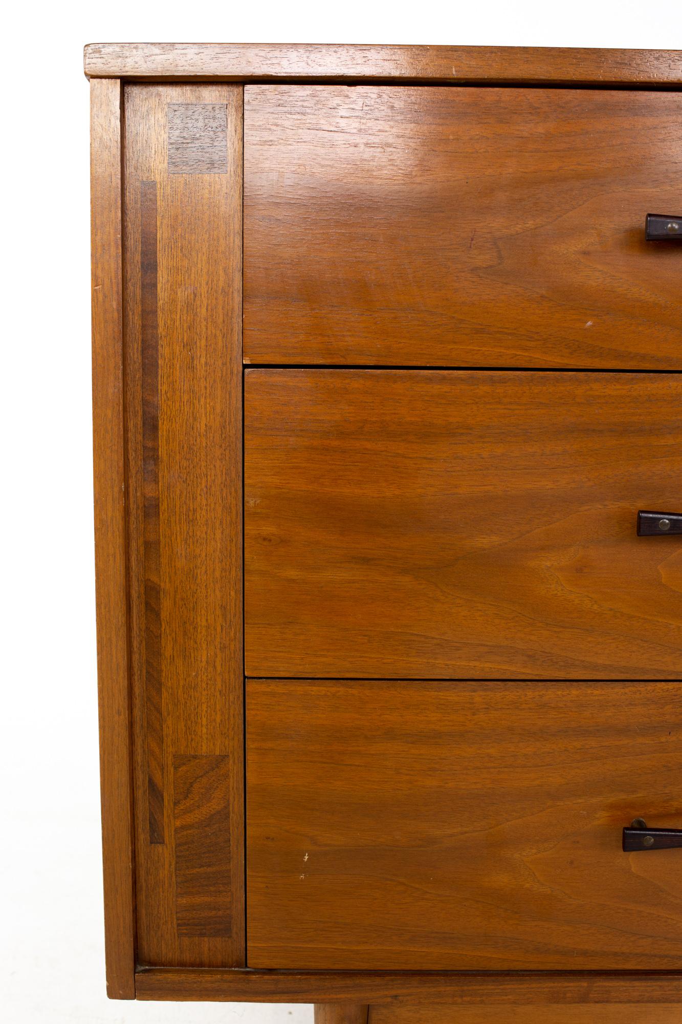 Paul McCobb Style Kroehler Mid Century Walnut and Rosewood 6 Drawer Dresser In Good Condition In Countryside, IL