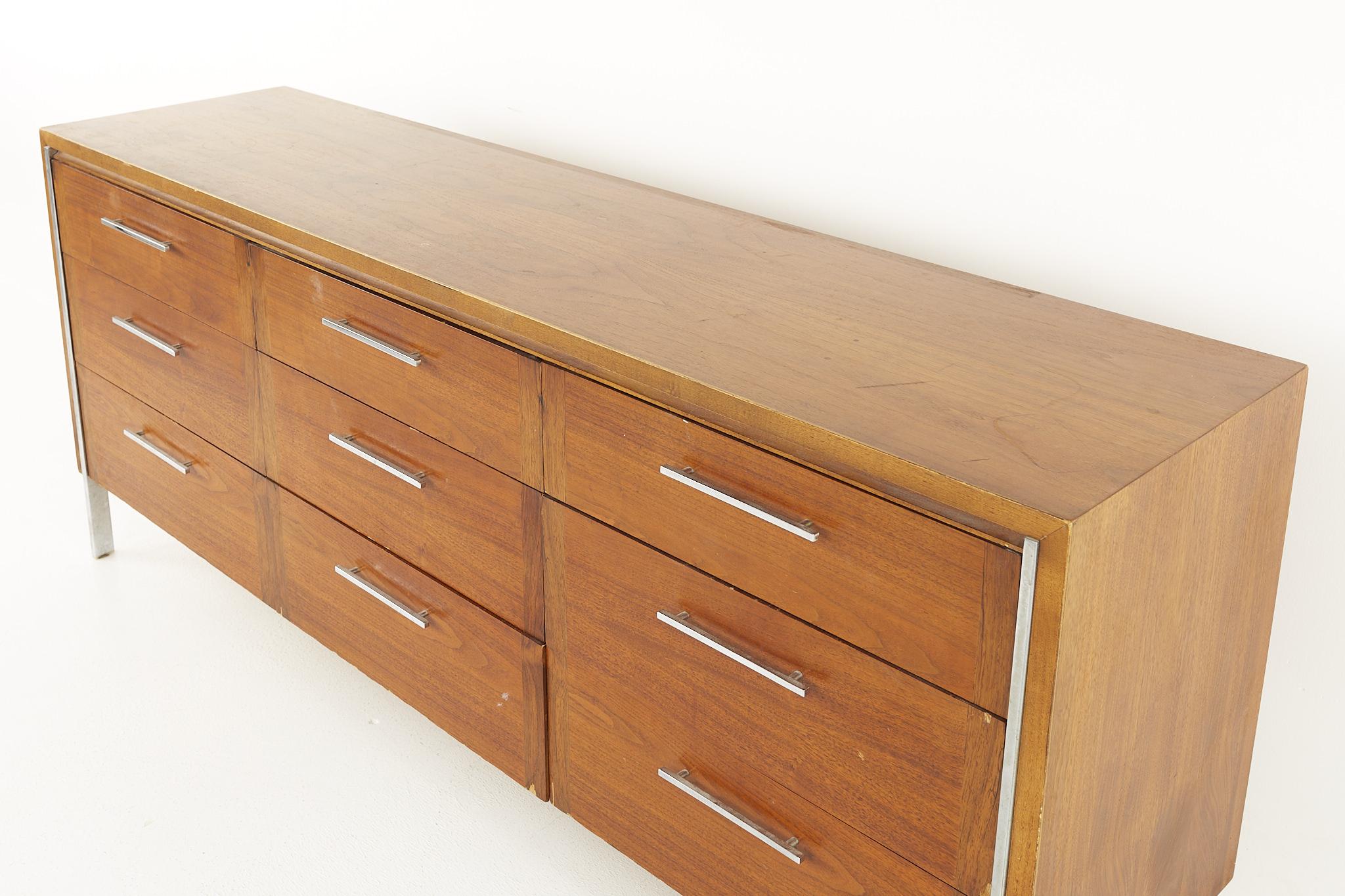 Paul McCobb Style Lane Mid Century Walnut and Chrome 9 Drawer Lowboy Dresser In Good Condition In Countryside, IL