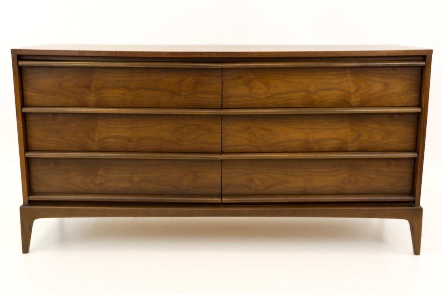 Paul McCobb style lane rhythm mid century walnut 6 drawer lowboy dresser

Dresser measures: 60 wide x 18 deep x 31.5 inches high

?All pieces of furniture can be had in what we call restored vintage condition. That means the piece is restored