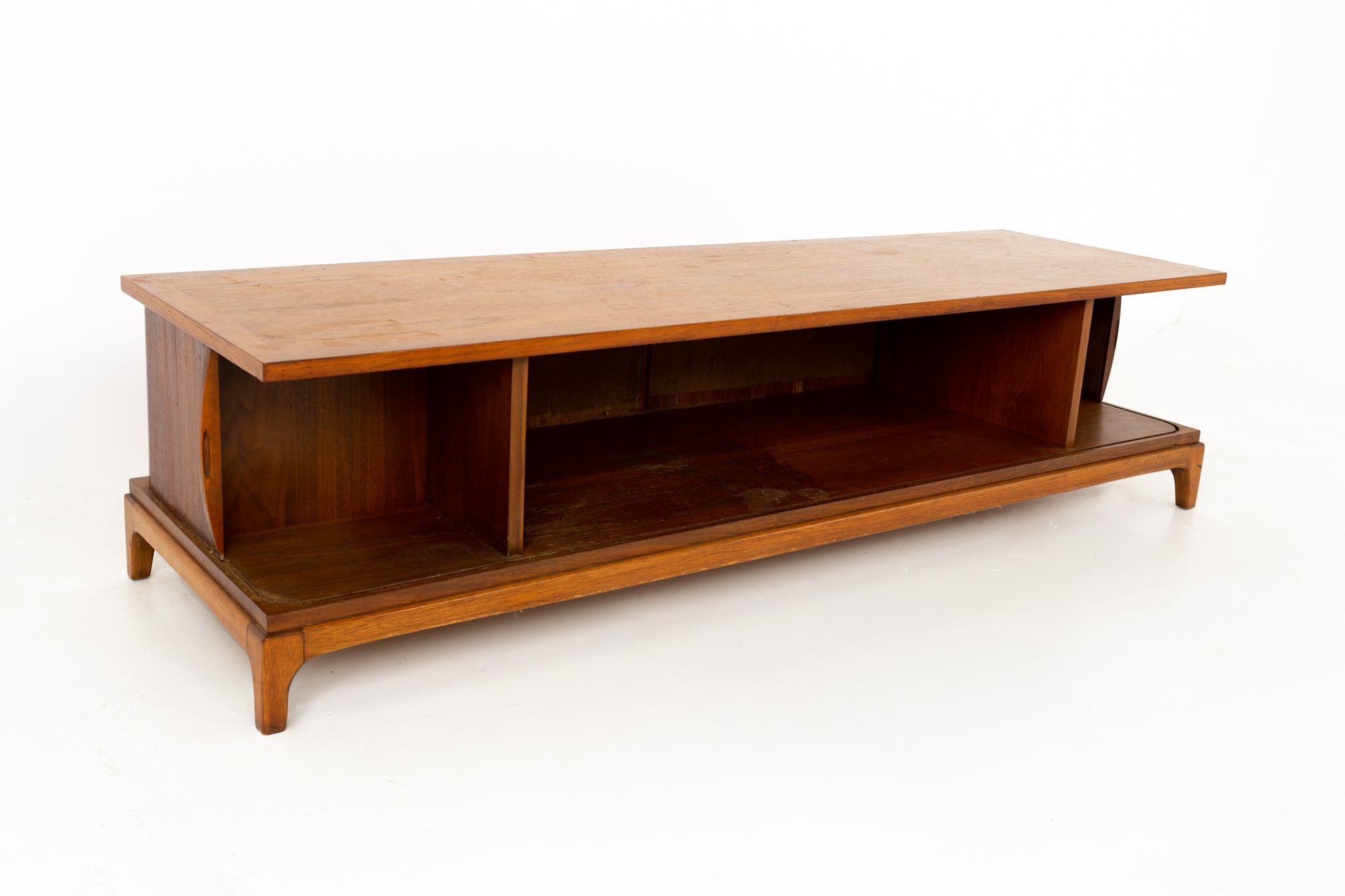 Paul McCobb Style Lane Rhythm Mid Century Walnut Tambour Door Coffee Table In Good Condition In Countryside, IL