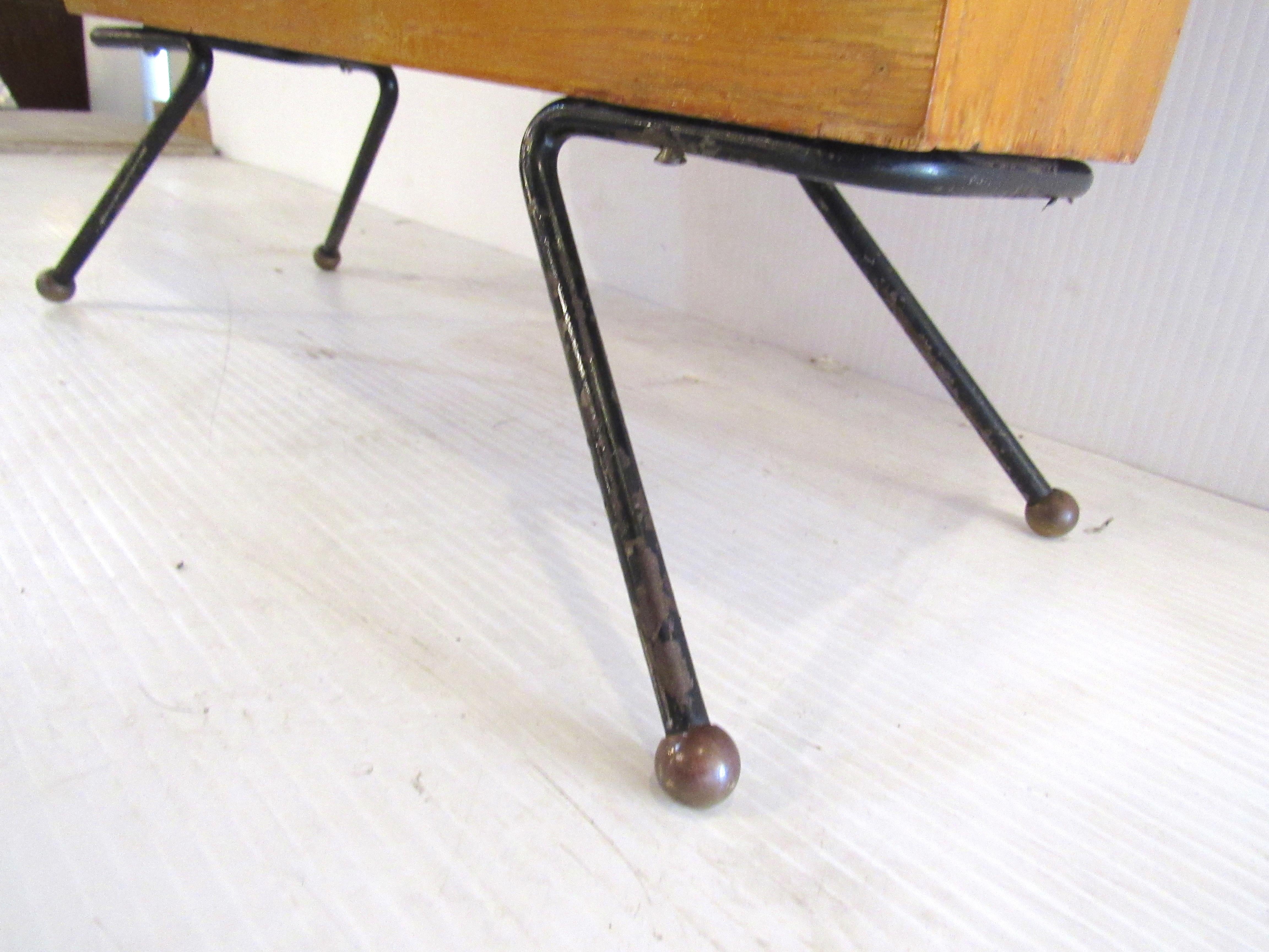 Paul McCobb Style Magazine Rack In Good Condition In Brooklyn, NY