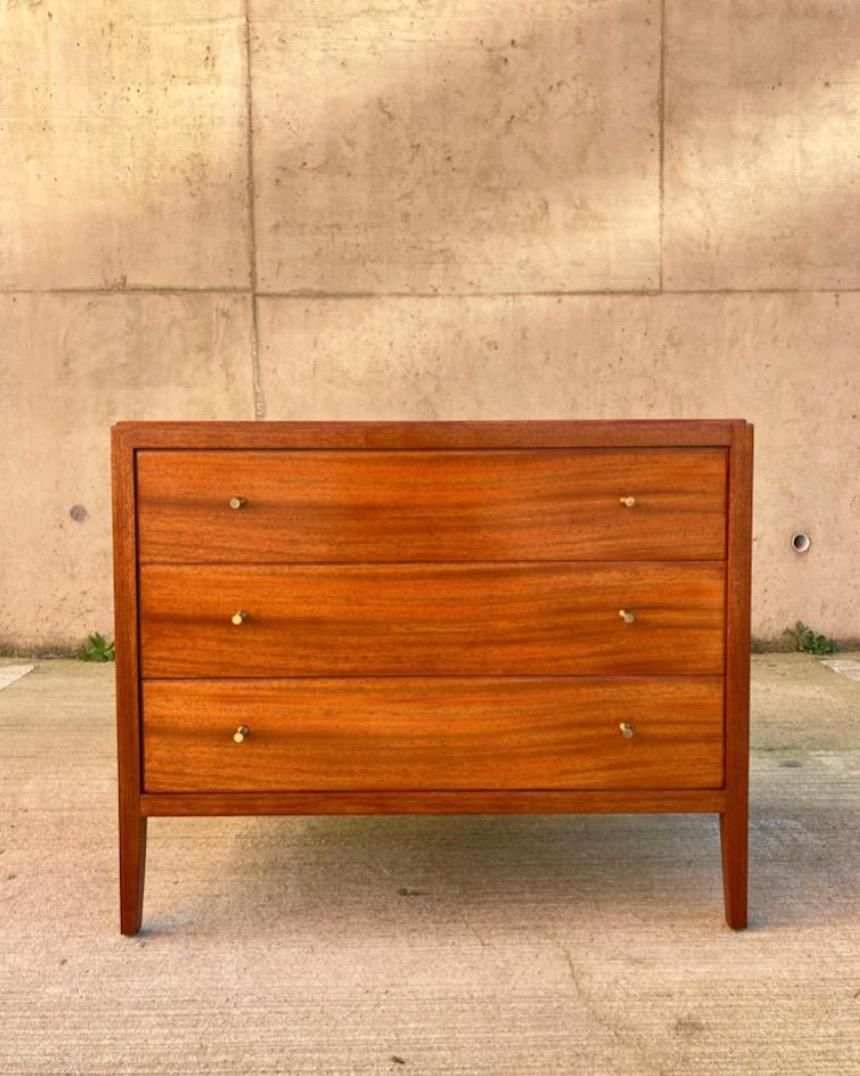 Uno splendido mobile degli anni '60 Questa cassettiera è stata realizzata da Loughborough Furniture e venduta nel negozio di mobili Heal's di Londra. Non conosciamo il designer di questa cassettiera, ma lo stile è quello minimale di Paul McCobb.