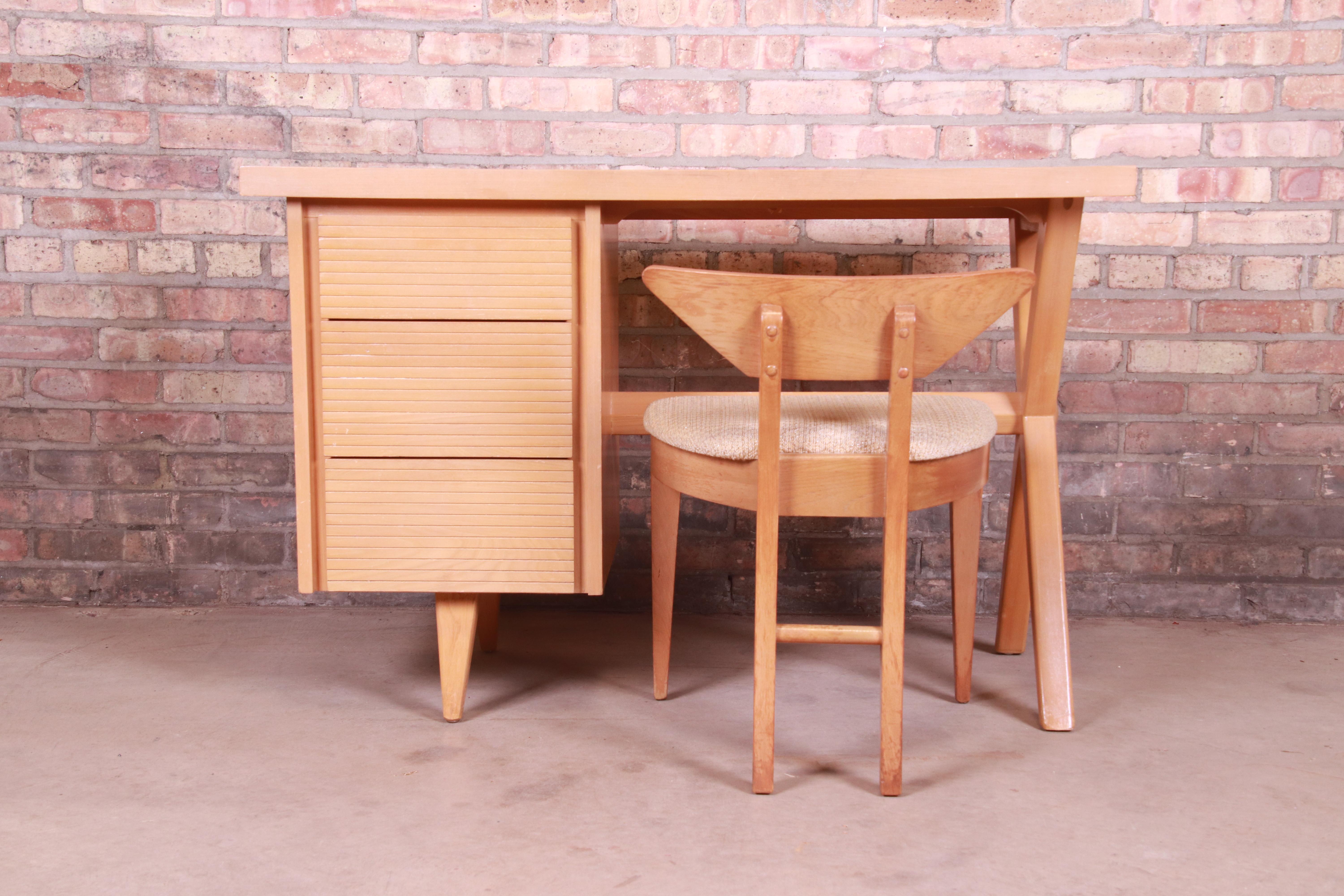 A gorgeous Minimalist Mid-Century Modern vanity or writing desk and chair

In the style of Paul McCobb

By Robinson Furniture Company

USA, 1950s

Blonde maple desk and chair, with upholstered seat.

Measures:
Desk 45