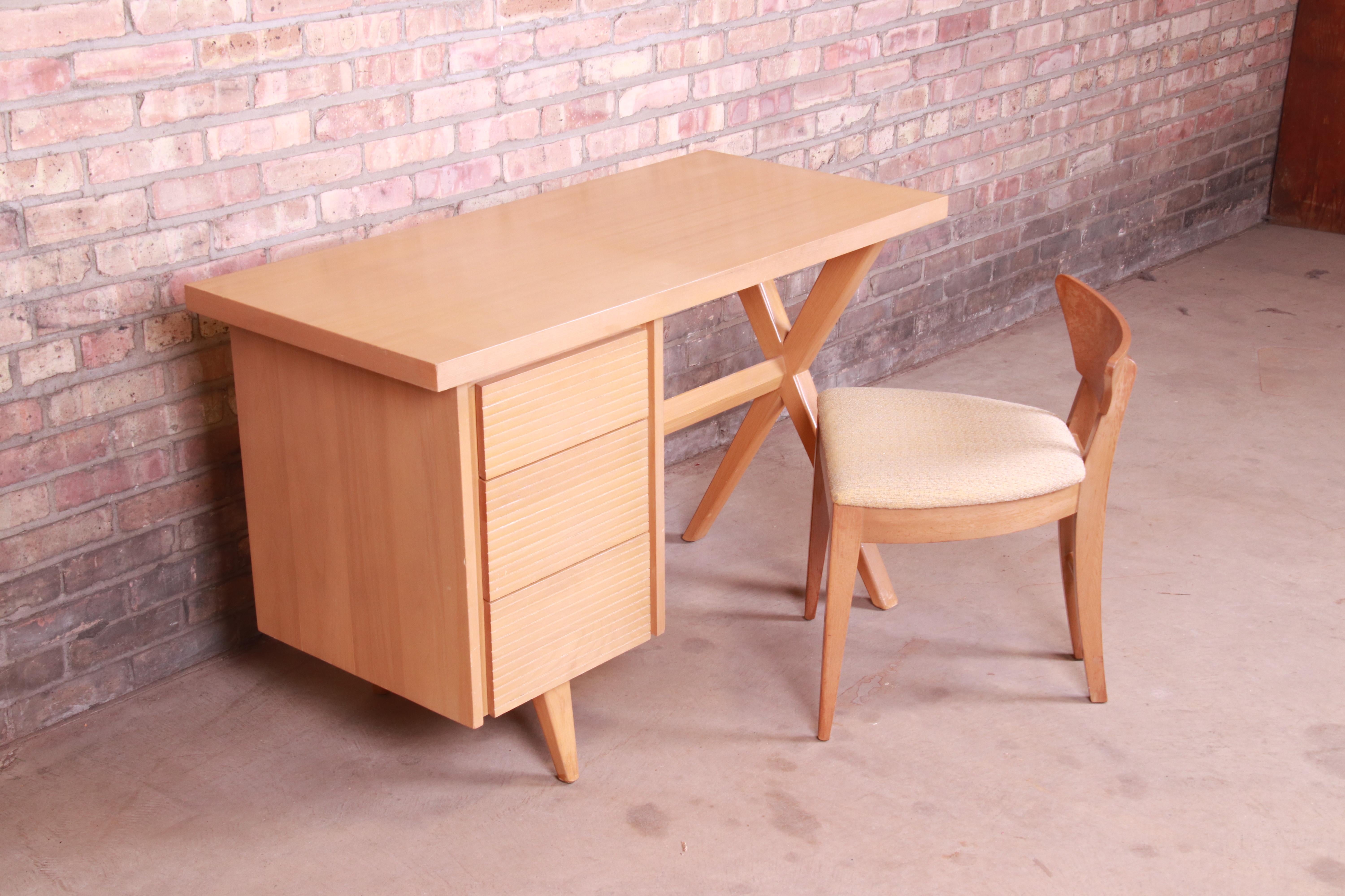 Paul McCobb Style Mid-Century Modern Maple Desk and Chair, 1950s In Good Condition In South Bend, IN